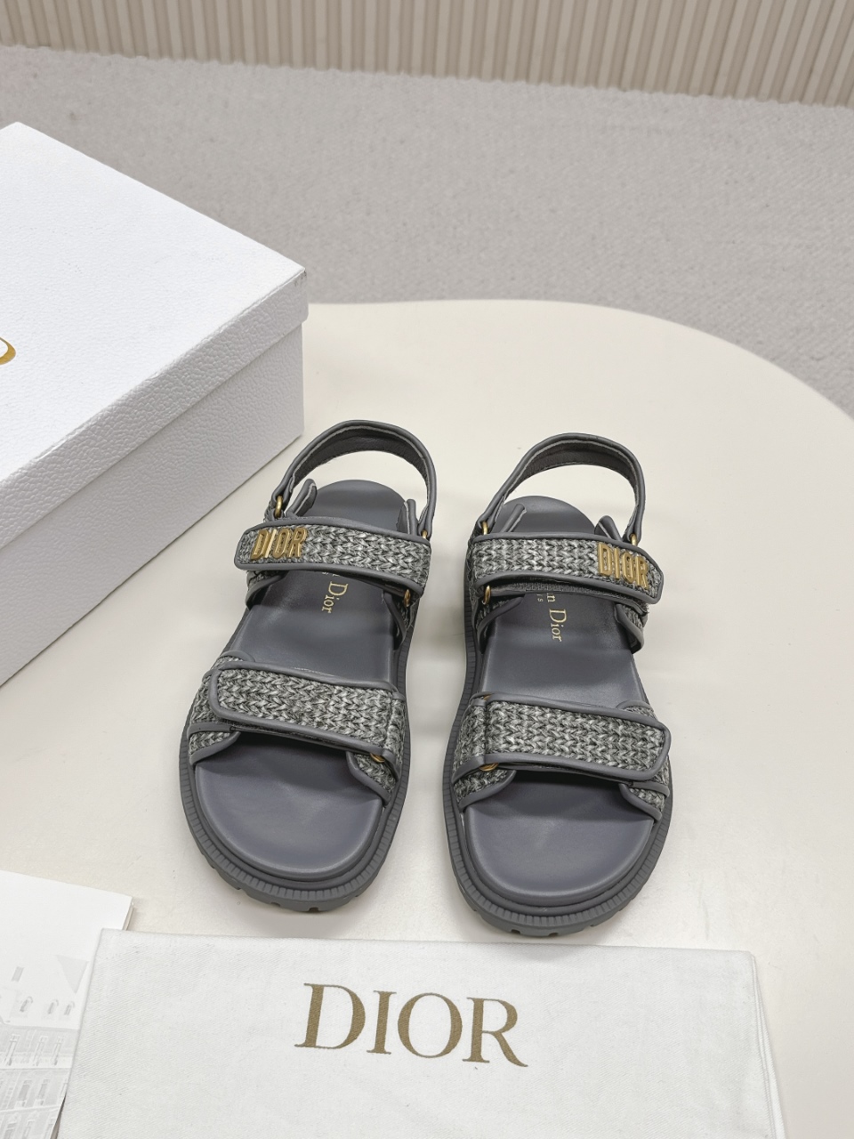 NO:261144,DIOR Classic Sandals This mixed-bred sheepskin DiorAct sandals are stylish in style. They are made of extra light and comfortable leather with an insole that fits the foot. The upper strip is made of Velcro and is decorated with a gold-finished metal 