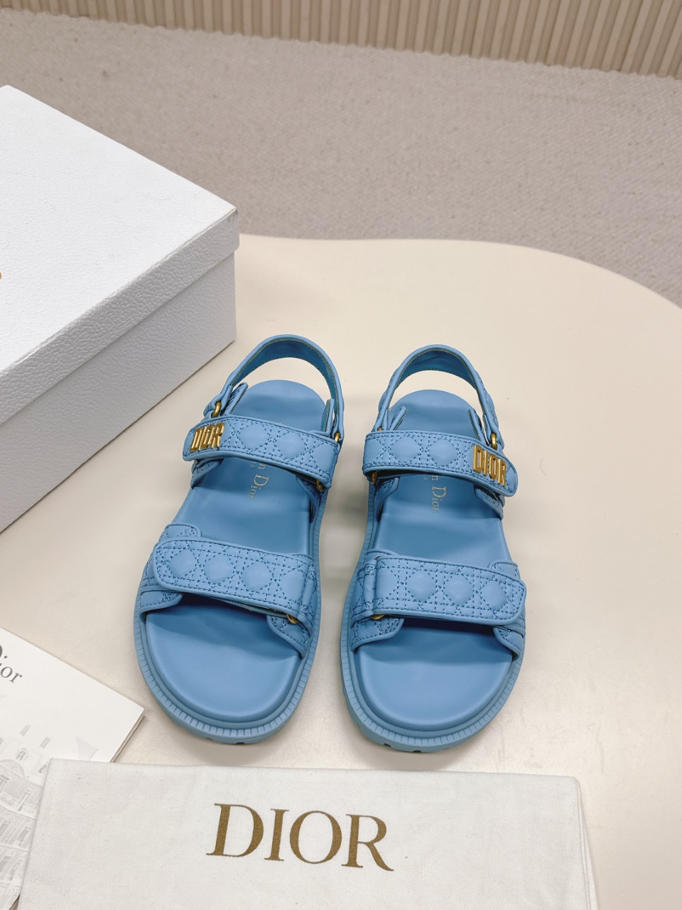 NO:261143,DIOR Classic Sandals This mixed-bred sheepskin DiorAct sandals are stylish in style. They are made of extra light and comfortable leather with an insole that fits the foot. The upper strip is made of Velcro and is decorated with a gold-finished metal 