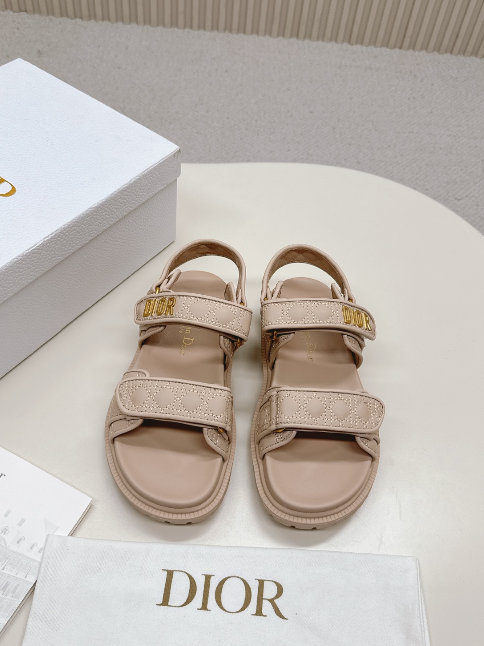 NO:261155,DIOR Classic Sandals This mixed-bred sheepskin DiorAct sandals are stylish in style. They are made of extra light and comfortable leather with an insole that fits the foot. The upper strip is made of Velcro and is decorated with a gold-finished metal 