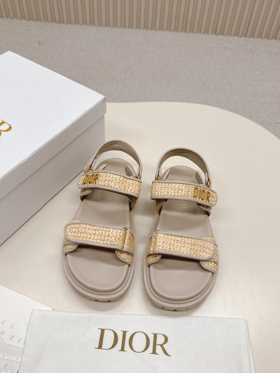 NO:261150,DIOR Classic Sandals This mixed-bred sheepskin DiorAct sandals are stylish in style. They are made of extra light and comfortable leather with an insole that fits the foot. The upper strip is made of Velcro and is decorated with a gold-finished metal 