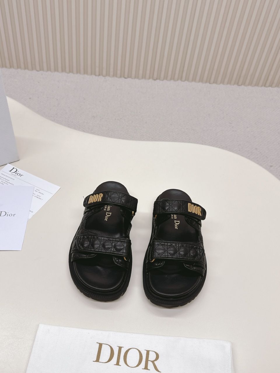 NO:261122,Hot Price DIOR Classic Sandals This mixed-bred sheepskin DiorAct sandals are stylish in style. They are made of extra light and comfortable leather with an insole that fits the foot. The upper strip is made of Velcro and is decorated with a gold-finished metal 