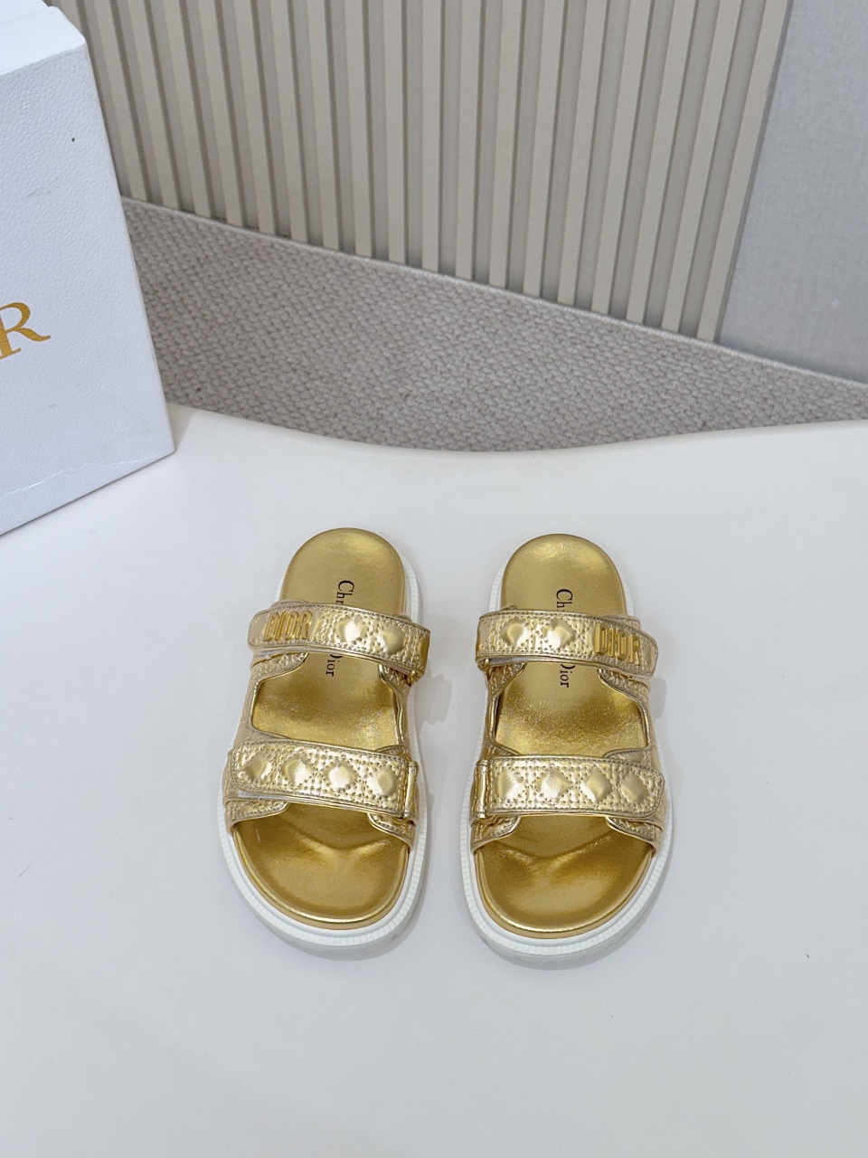 NO:261111,Hot Price DIOR Classic Sandals This mixed-bred sheepskin DiorAct sandals are stylish in style. They are made of extra light and comfortable leather with an insole that fits the foot. The upper strip is made of Velcro and is decorated with a gold-finished metal 