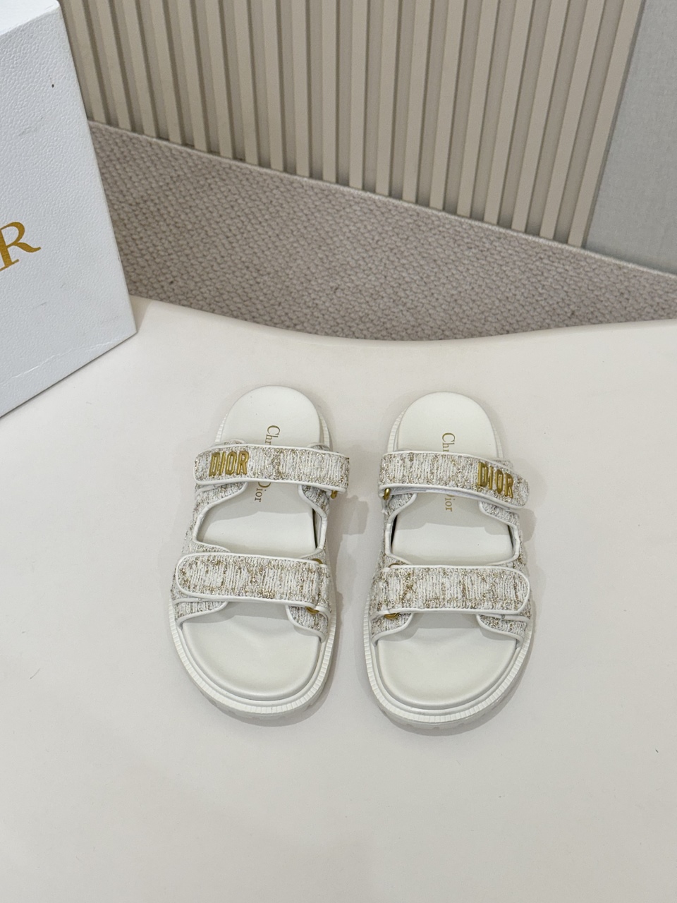 NO:261107,Hot selling price White velvet gold wire DIOR classic sandals This mixed sheepskin DiorAct sandals are stylish in style. They are made of extra light and comfortable leather with an insole that fits the foot. The upper strip is made of Velcro and is decorated with a gold-faced metal 