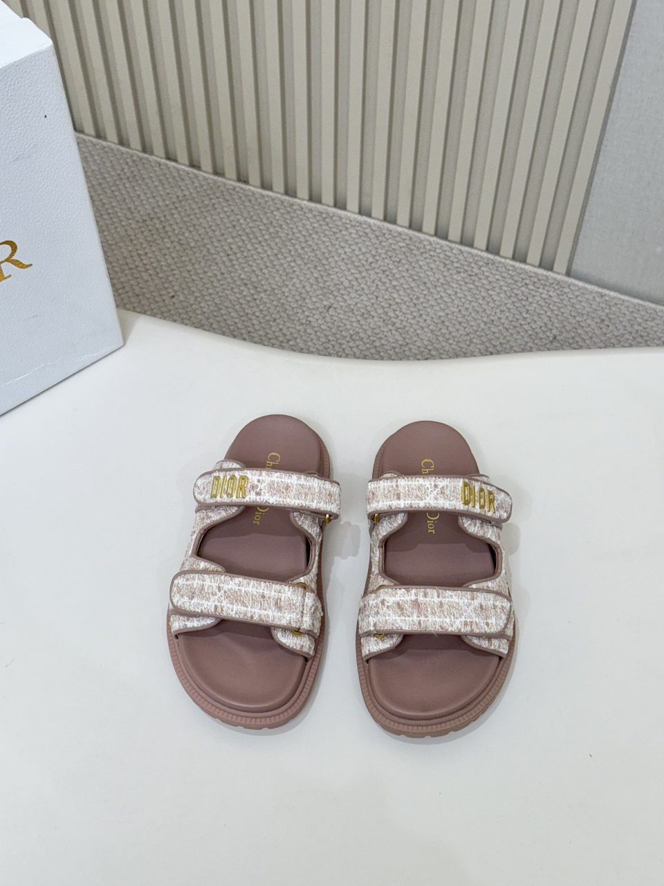 NO:261115,Hot selling price: Deep pink velvet DIOR classic sandals This mixed sheepskin DiorAct sandals are stylish in style. They are made of extra light and comfortable leather with an insole that fits the foot. The upper strip is made of Velcro and is decorated with a gold-faced metal 