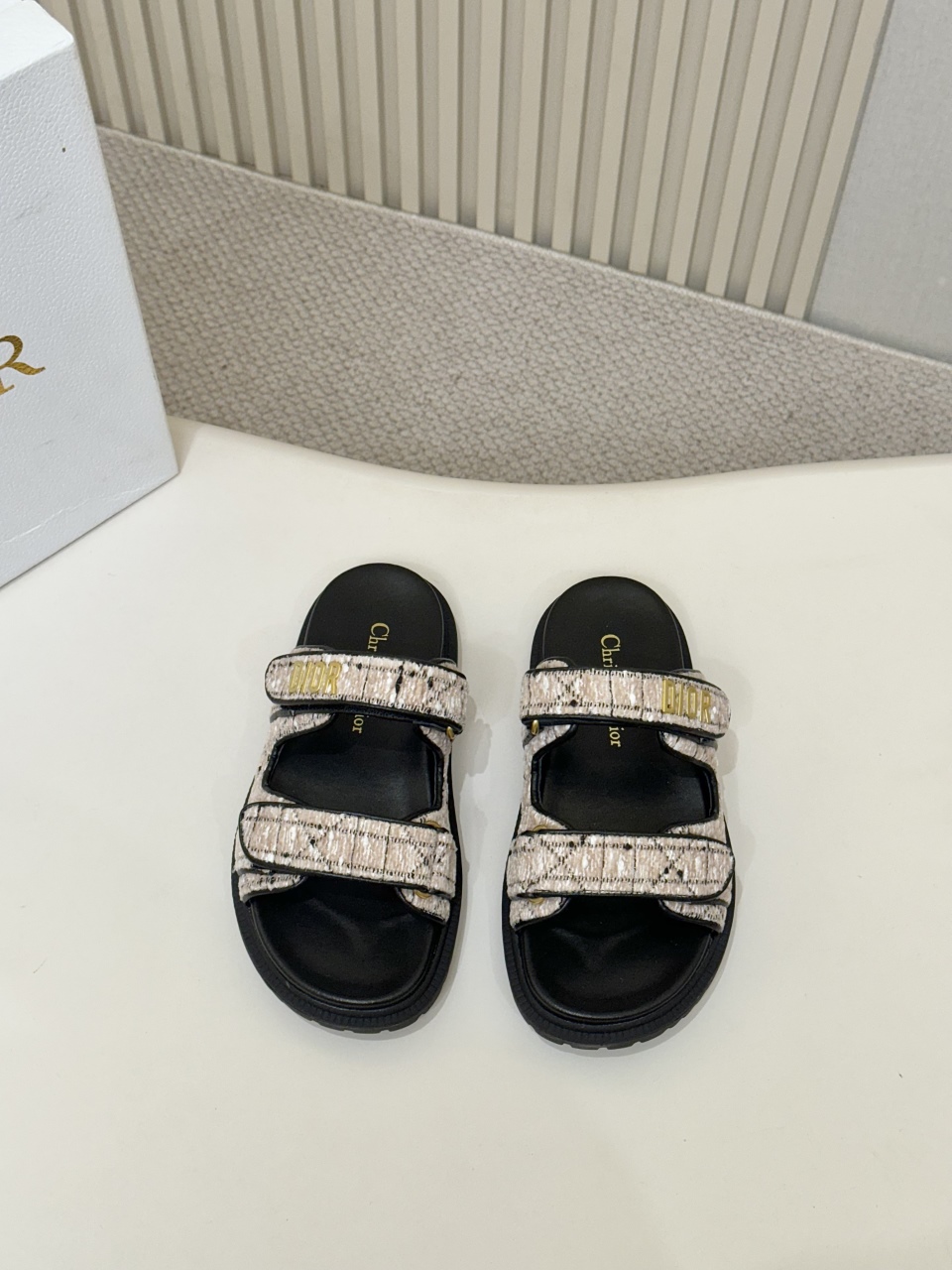 NO:261118,Hot selling price Dark blue and white DIOR classic sandals This mixed sheepskin DiorAct sandals are stylish in style. They are made of extra light and comfortable leather with an insole that fits the foot. The upper strip is made of Velcro and is decorated with a gold-faced metal 