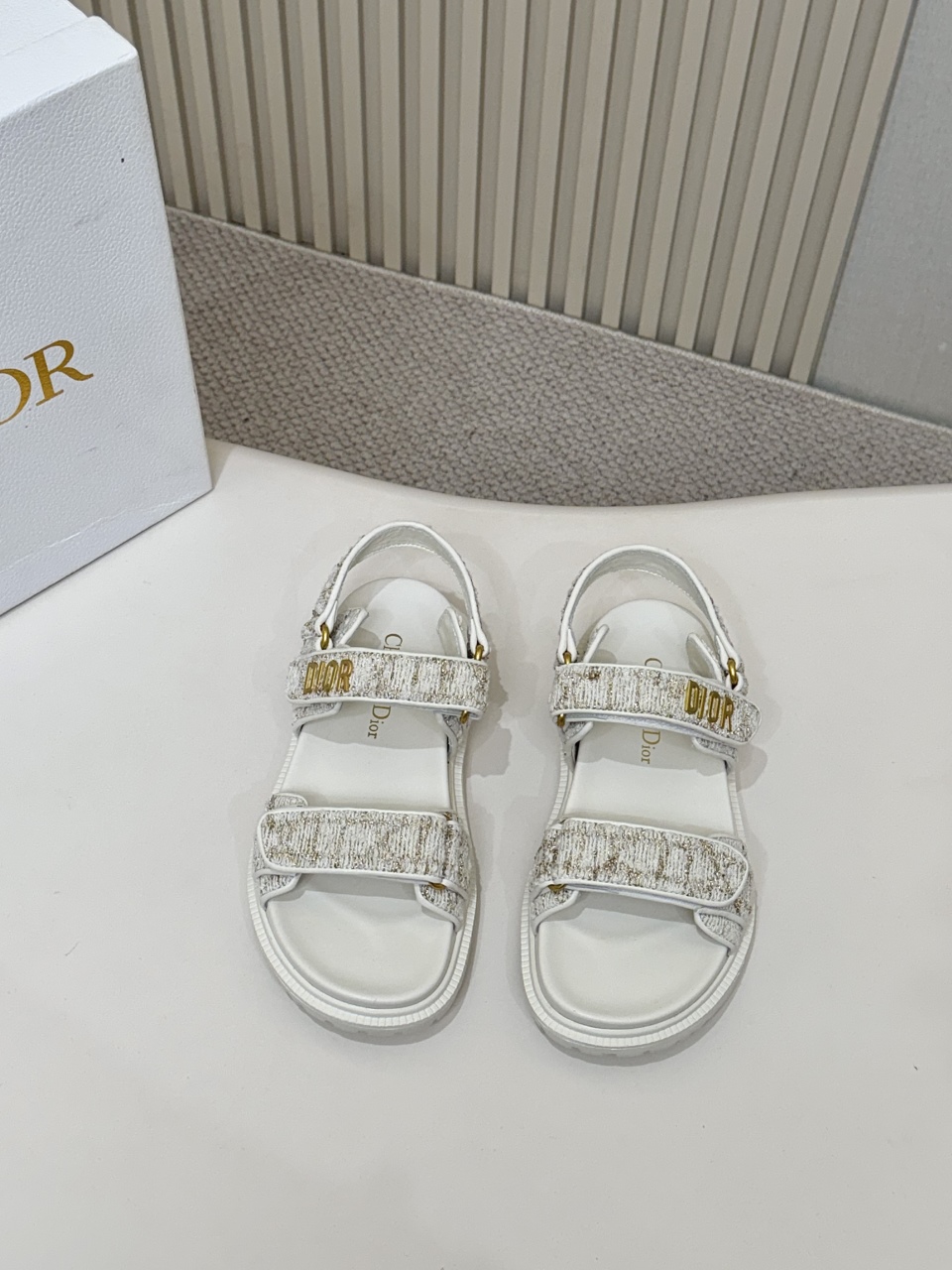 NO:261131,High-end electric embroidery style, white velvet gold thread DIOR latest sandals This mixed sheepskin DiorAct sandals are stylish in style. They are made of extra light and comfortable leather with an insole that fits the foot. The upper strip is made of Velcro and is decorated with a gold-faced metal 