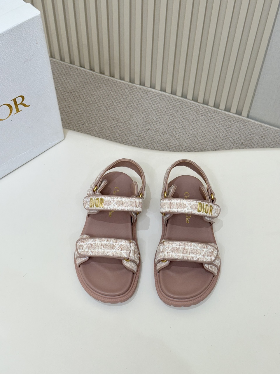NO:261134,High-end electric embroidery style, deep pink velvet cloth, DIOR latest sandals This mixed sheepskin DiorAct sandals are stylish. They are made of extra light and comfortable leather with an insole that fits the foot. The upper strip is made of Velcro and is decorated with a gold-faced metal 