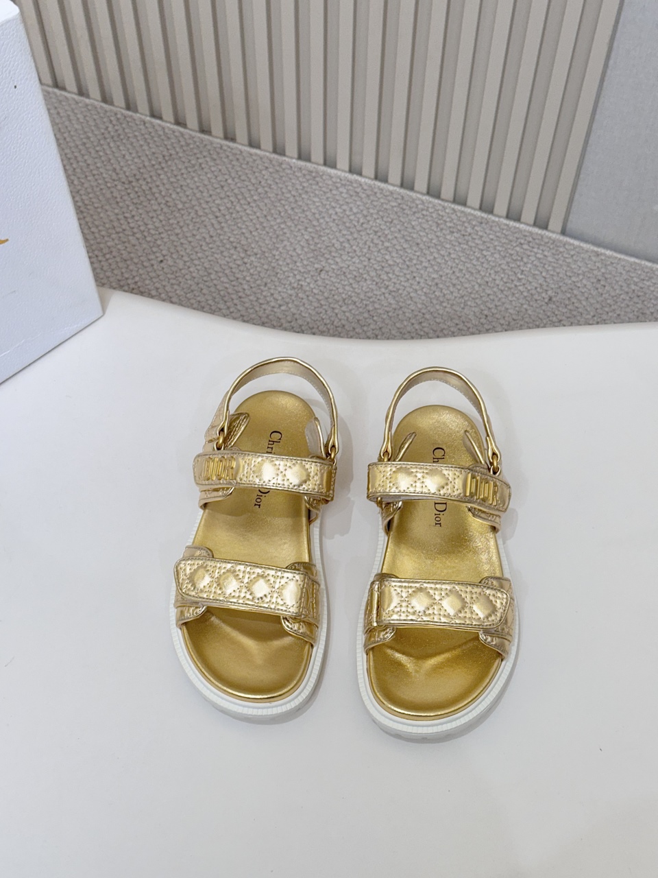 NO:261156,High-end electric embroidery DIOR latest sandals This mixed sheepskin DiorAct sandals are stylish. They are made of extra light and comfortable leather with an insole that fits the foot. The upper strip is made of Velcro and is decorated with a gold-faced metal 