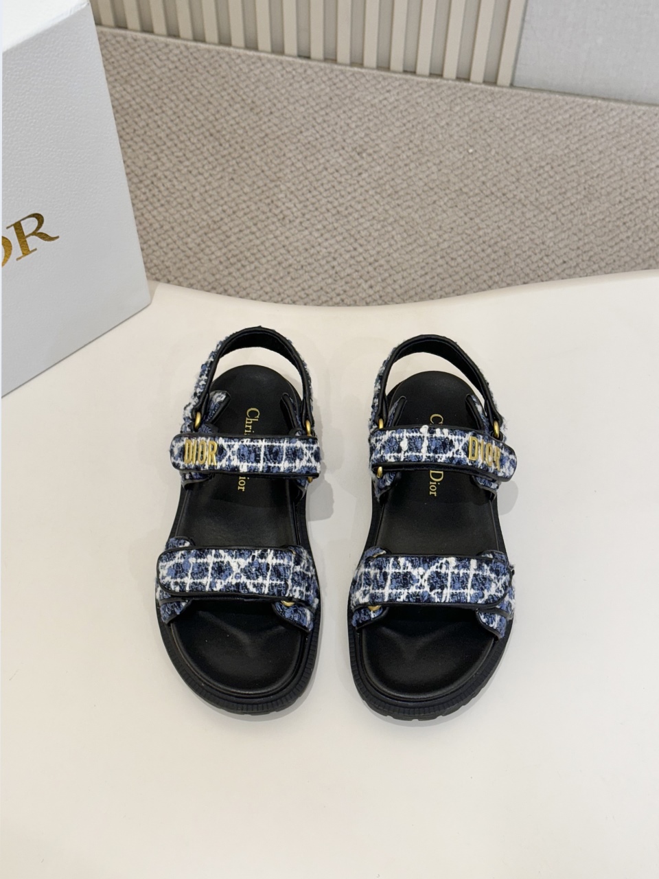NO:261086,High-end electric embroidery DIOR latest sandals This mixed sheepskin DiorAct sandals are stylish. They are made of extra light and comfortable leather with an insole that fits the foot. The upper strip is made of Velcro and is decorated with a gold-faced metal 