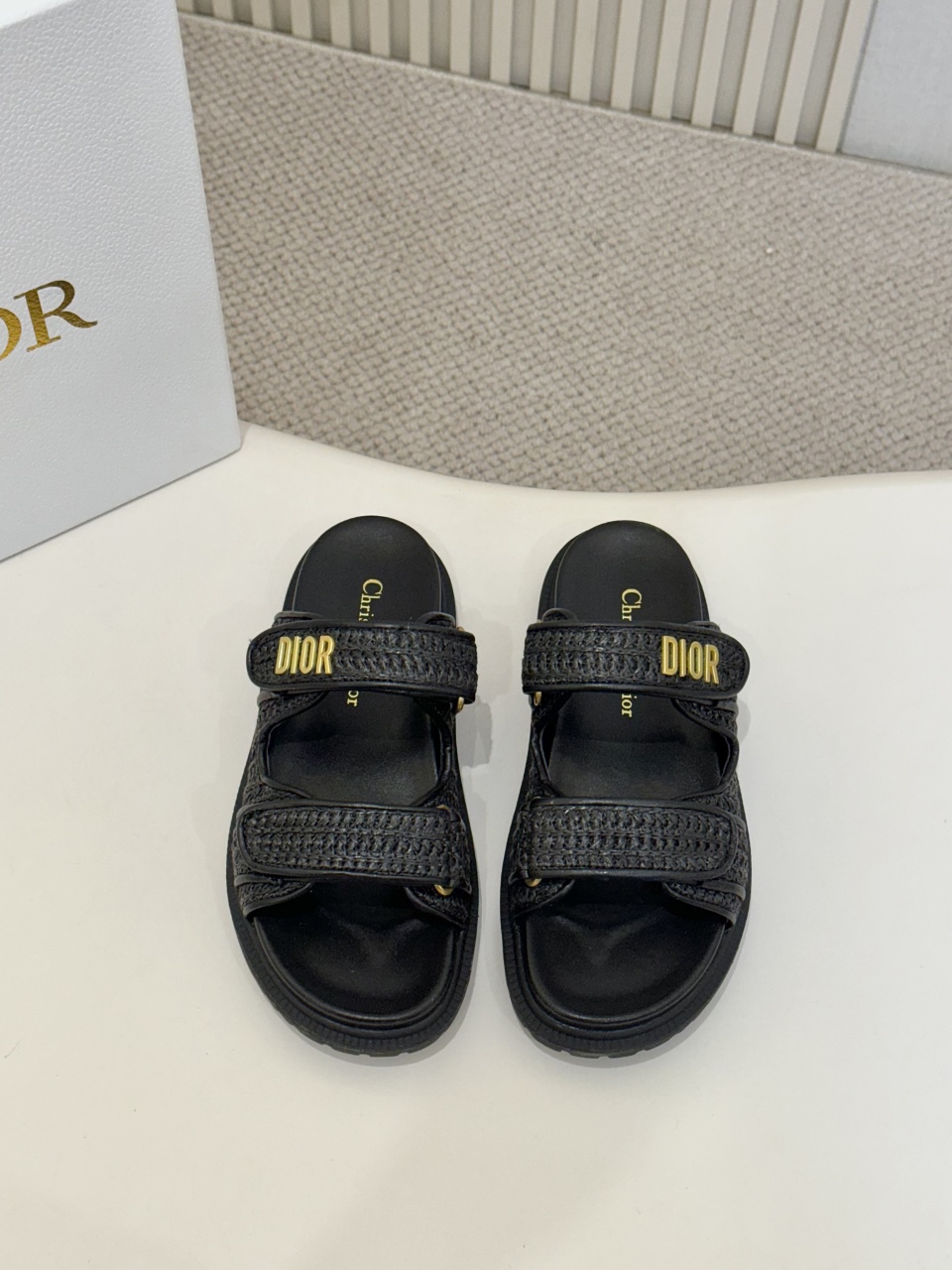 NO:261124,Hot Price DIOR Classic Sandals This mixed-bred sheepskin DiorAct sandals are stylish. They are made of extra light and comfortable leather with an insole that fits the foot. The upper strip is made of Velcro and is decorated with a gold-finished metal 