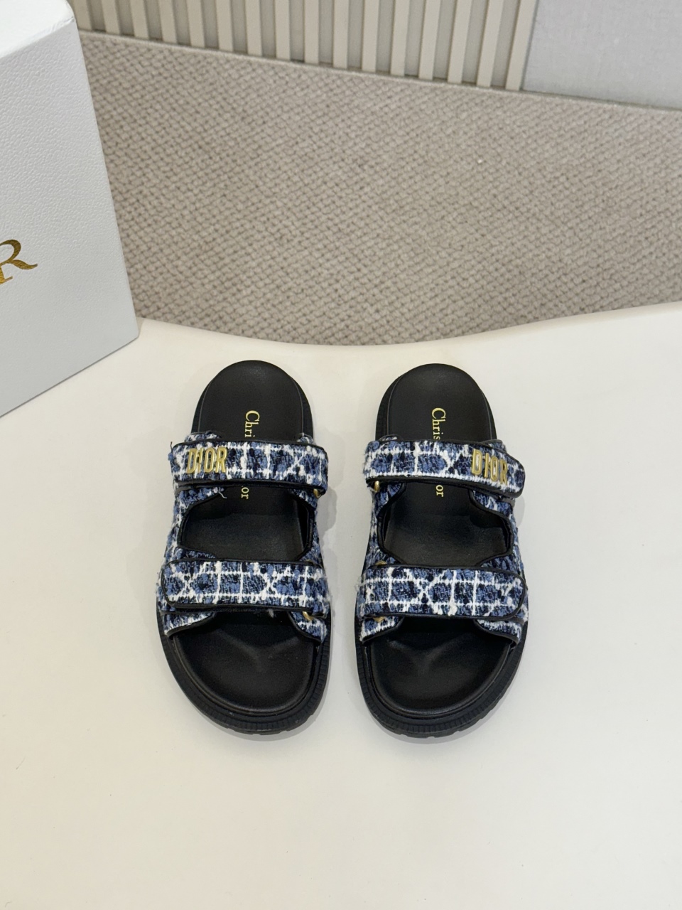 NO:261125,Hot Price DIOR Classic Sandals This mixed-bred sheepskin DiorAct sandals are stylish. They are made of extra light and comfortable leather with an insole that fits the foot. The upper strips are made of Velcro and are decorated with gold-finished metal 