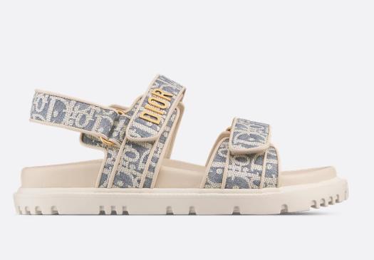 NO:261089,This Dioract sandal is carefully crafted from blue plaid jacquard fabric and is decorated with obe white raffia oblique prints, which is fashionable and modern. The foot-fitting insole is made of light and comfortable leather, paired with Velcro tape, and the upper band is embellished with a gold-faced metal Dior logo, making it more refined. It can be matched with various shapes to highlight the modern style. Top material: fabric. Gold-faced metal Dior logo. 2 adjustable Velcro tapes. Leather insole that fits the foot-fitting soft and light texture EVA notch sole is made of Christian Dior Lucky Star symbol made in Italy, slippers sandals, dior, sandals, slippers19860909这款 Dioract凉鞋采用蓝色格纹布提花面料等材质精心制作,饰以米白色酒椰草 Oblique 印花,时尚摩登.贴合脚型的内底以轻盈舒适的皮革制作,搭配魔术贴饰带,上方饰带点缀以金色饰面金属Dior标志,更显精致.可搭配各式造型,彰显摩登风范. .帮面材质:织物 .金色饰面金属 Dior标志.2个可调节的魔术贴饰带.贴合脚型的皮革内底 柔软轻盈的纹理 EVA凹口鞋底饰以Christian Dior的幸运星符号意大利制造,拖鞋凉鞋,dior,sandals,slippers,Women's Shoes