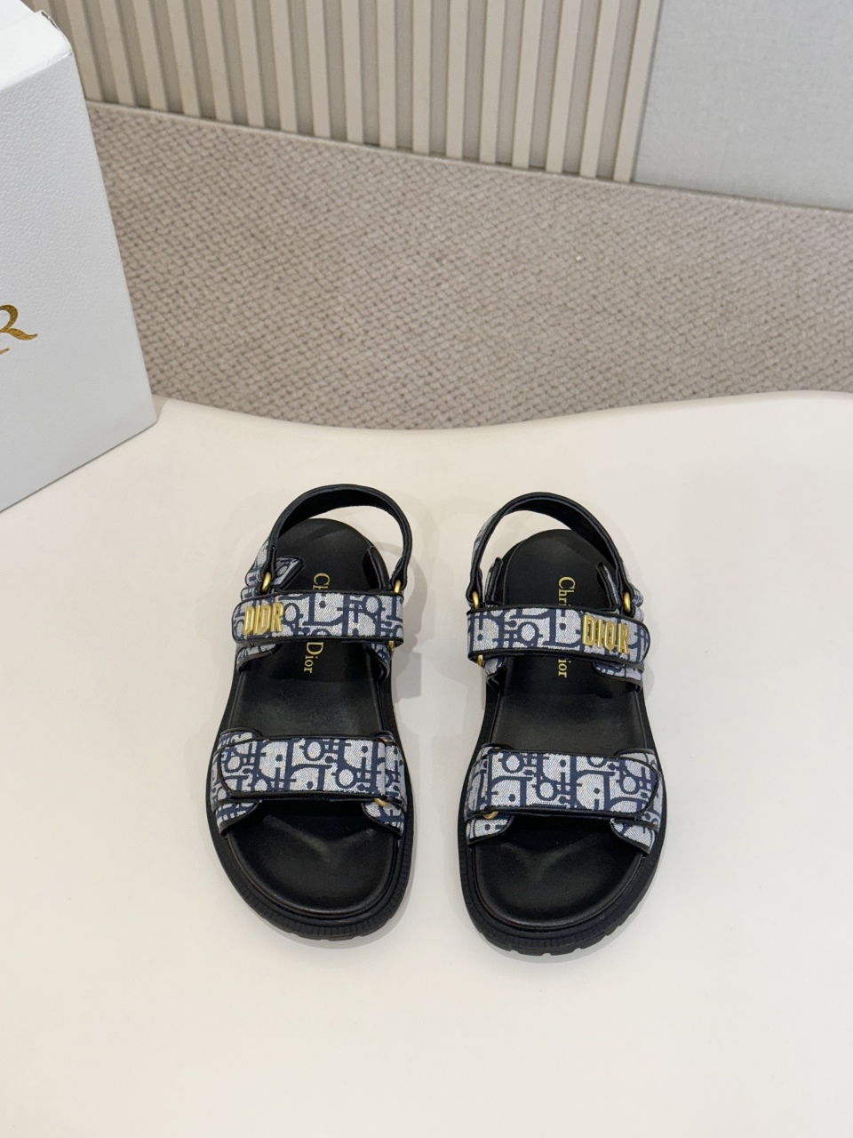 NO:416918,This Dioract sandal is carefully crafted from blue plaid jacquard fabric and is decorated with obe white raffia oblique prints, which is fashionable and modern. The foot-fitting insole is made of light and comfortable leather, and is paired with Velcro tape. The upper band is embellished with a gold-faced metal Dior logo, which makes it more refined. It can be matched with various shapes to highlight the modern style. Top material: fabric. Gold-faced metal Dior logo. 2 adjustable Velcro tapes. Leather insole that fits the foot-fitting leather insole Soft and light texture EVA notch sole is decorated with Christian Dior Lucky Star symbol made in Italy Size 35--42 (41 42 Custom made without return), slippers sandals, dior, sandals, slippers19860909这款 Dioract凉鞋采用蓝色格纹布提花面料等材质精心制作,饰以米白色酒椰草 Oblique 印花,时尚摩登.贴合脚型的内底以轻盈舒适的皮革制作,搭配魔术贴饰带,上方饰带点缀以金色饰面金属Dior标志,更显精致.可搭配各式造型,彰显摩登风范. .帮面材质:织物 .金色饰面金属 Dior标志. 2个可调节的魔术贴饰带. 贴合脚型的皮革内底 柔软轻盈的纹理 EVA凹口鞋底饰以Christian Dior的幸运星符号意大利制造 码数35--42（41 42 定做不退换）,拖鞋凉鞋,dior,sandals,slippers,Women's Shoes