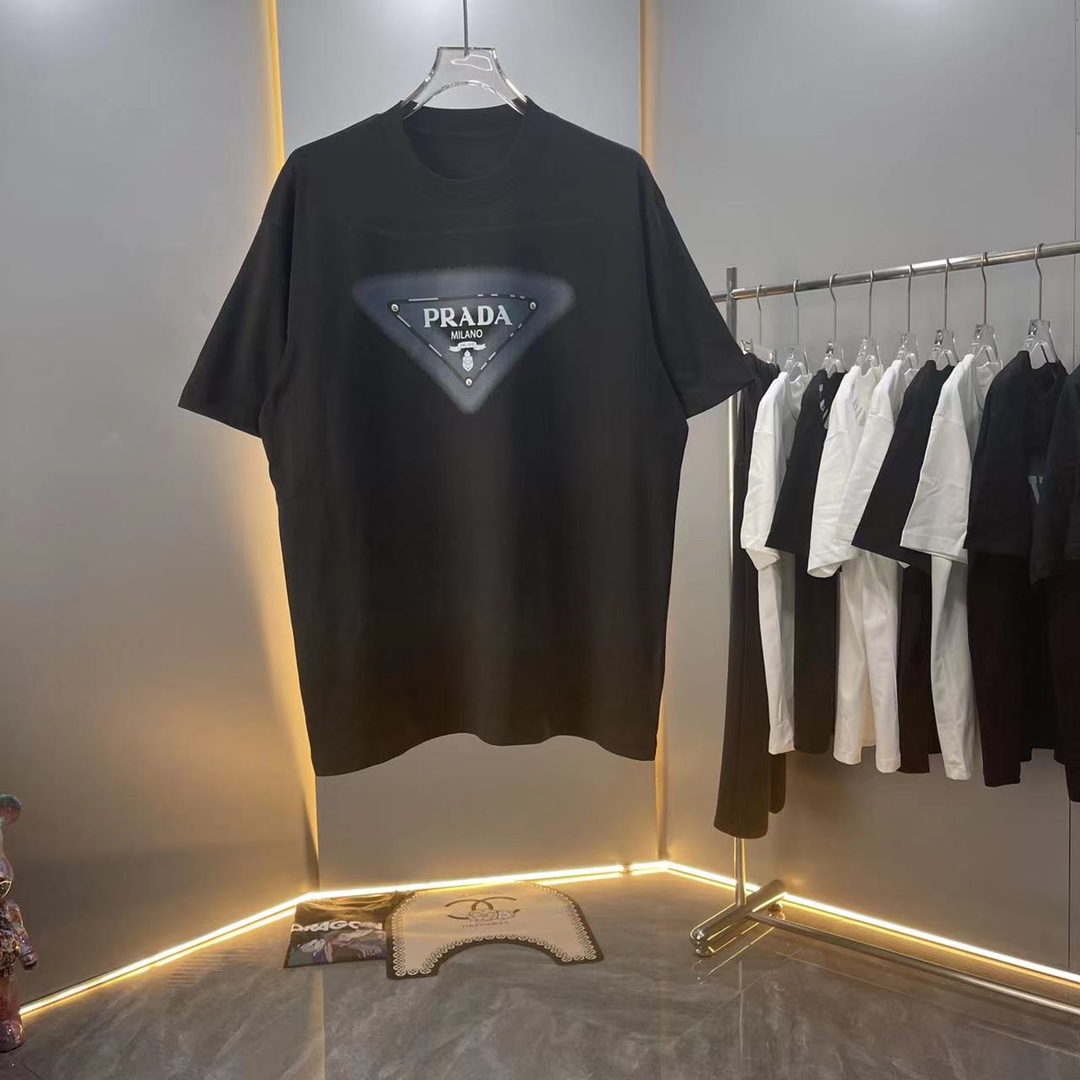 【Alta calidad】pra Prada 2024ss primavera/verano camiseta de cuello redondo de algodón puro, logo impreso con letras deg…