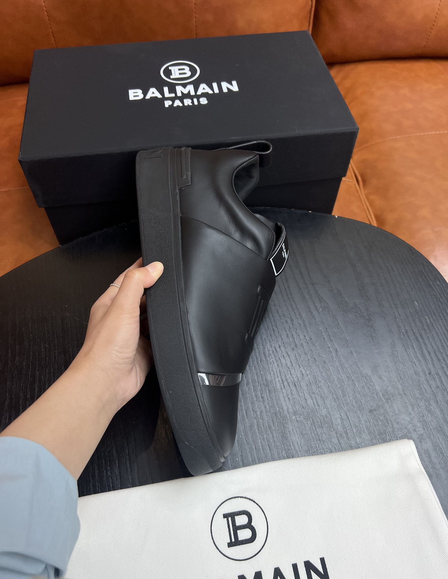 BALMAIN巴尔曼运动鞋 Explore our Sneaker hub - B-Court Easy 黑色小牛皮运动鞋 鞋舌饰以皮革饰片及蓝色Balmain 徽标印纹，黑色 鞋底饰以同色系 Balmain 徽标印纹。 码数：38-45