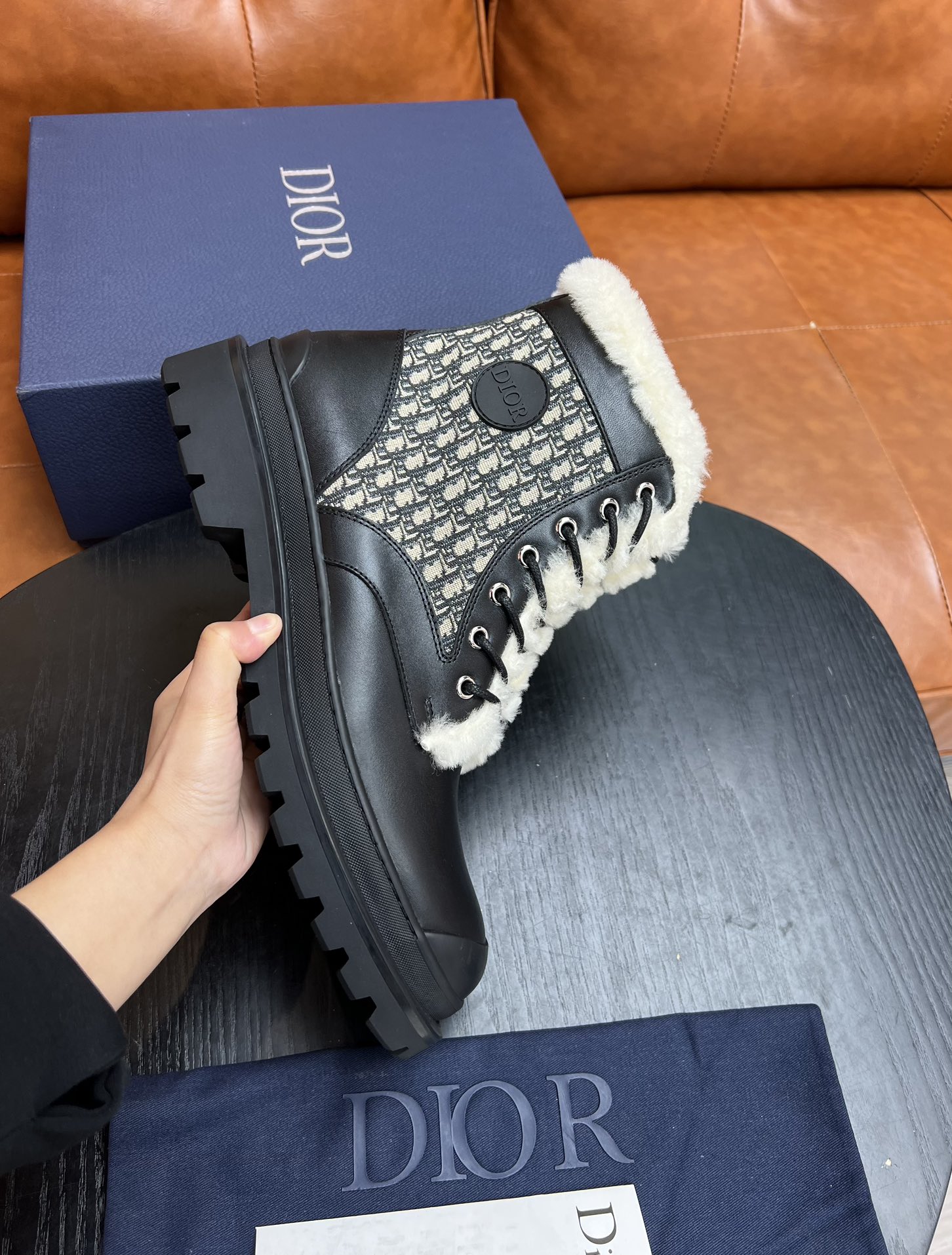 Realistas Los últimos botines para hombre de una sola pieza de piel cálida de invierno de Dior Explorer están hechos de…