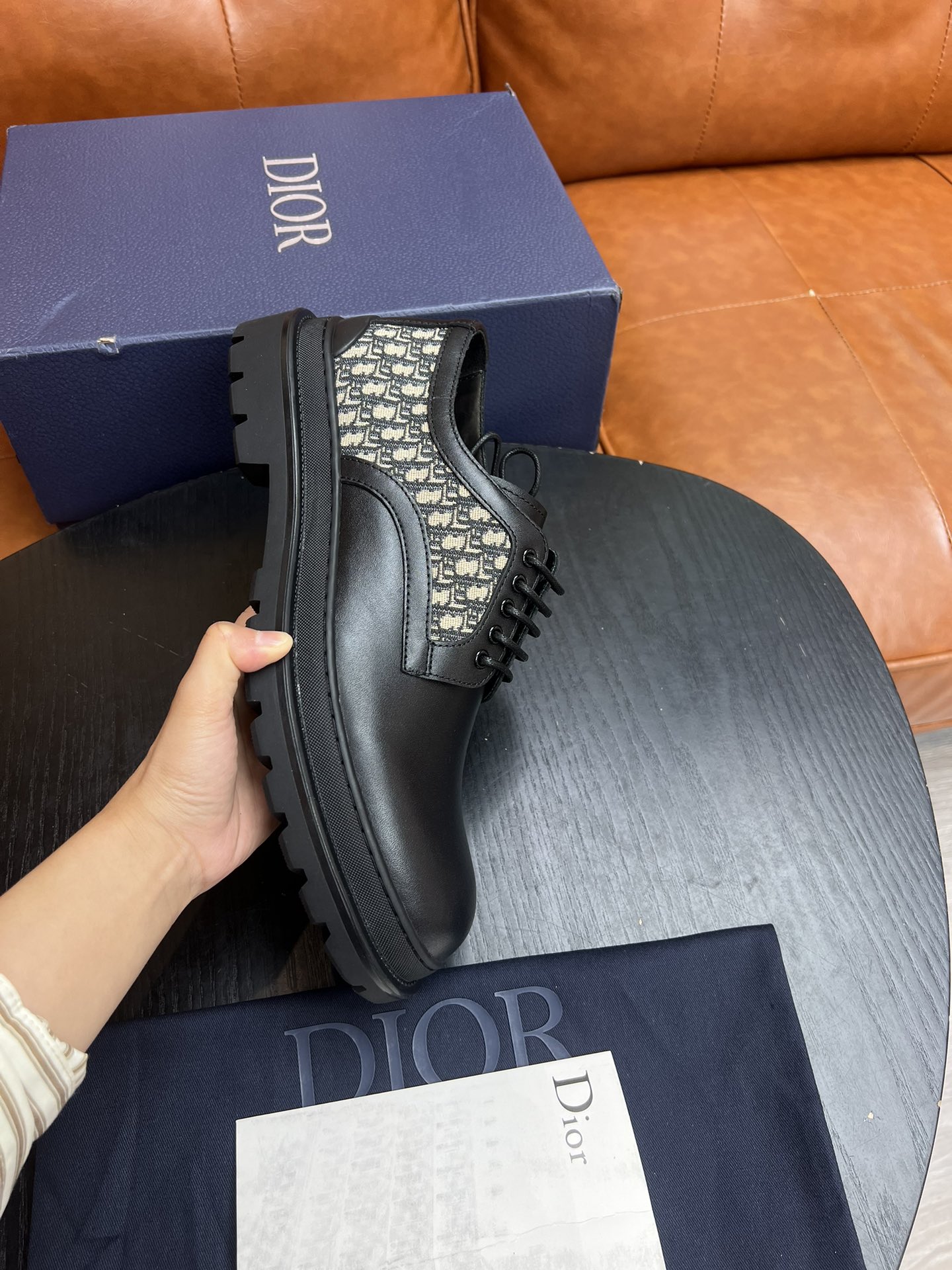 Como novedad para esta temporada, el zapato Derby Dior Explorer combina una elegancia atemporal con un estilo moderno. …