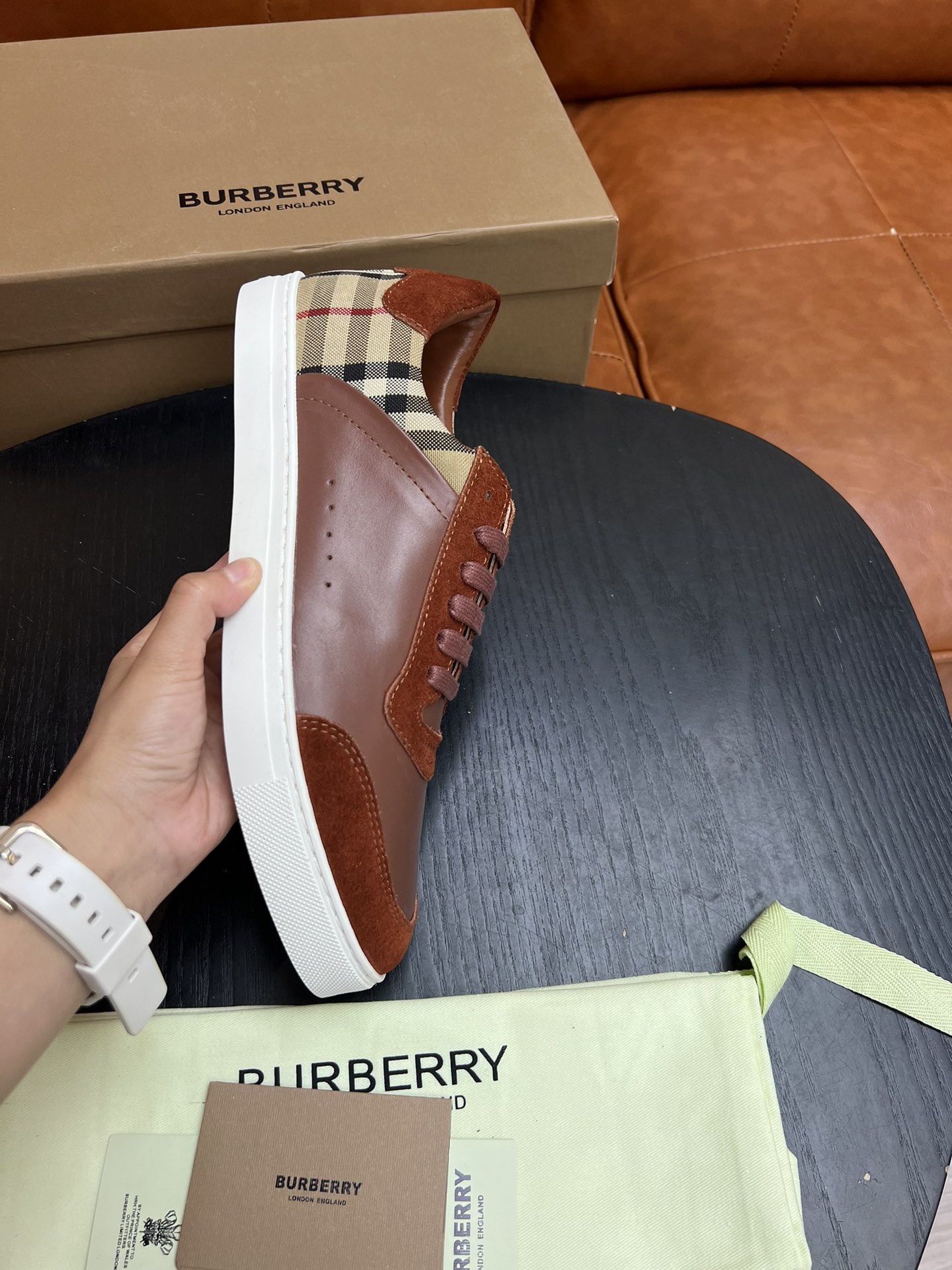 Realmente igual que el material original de piel de becerro Burberry / tela a cuadros clásica de la marca, fo…
