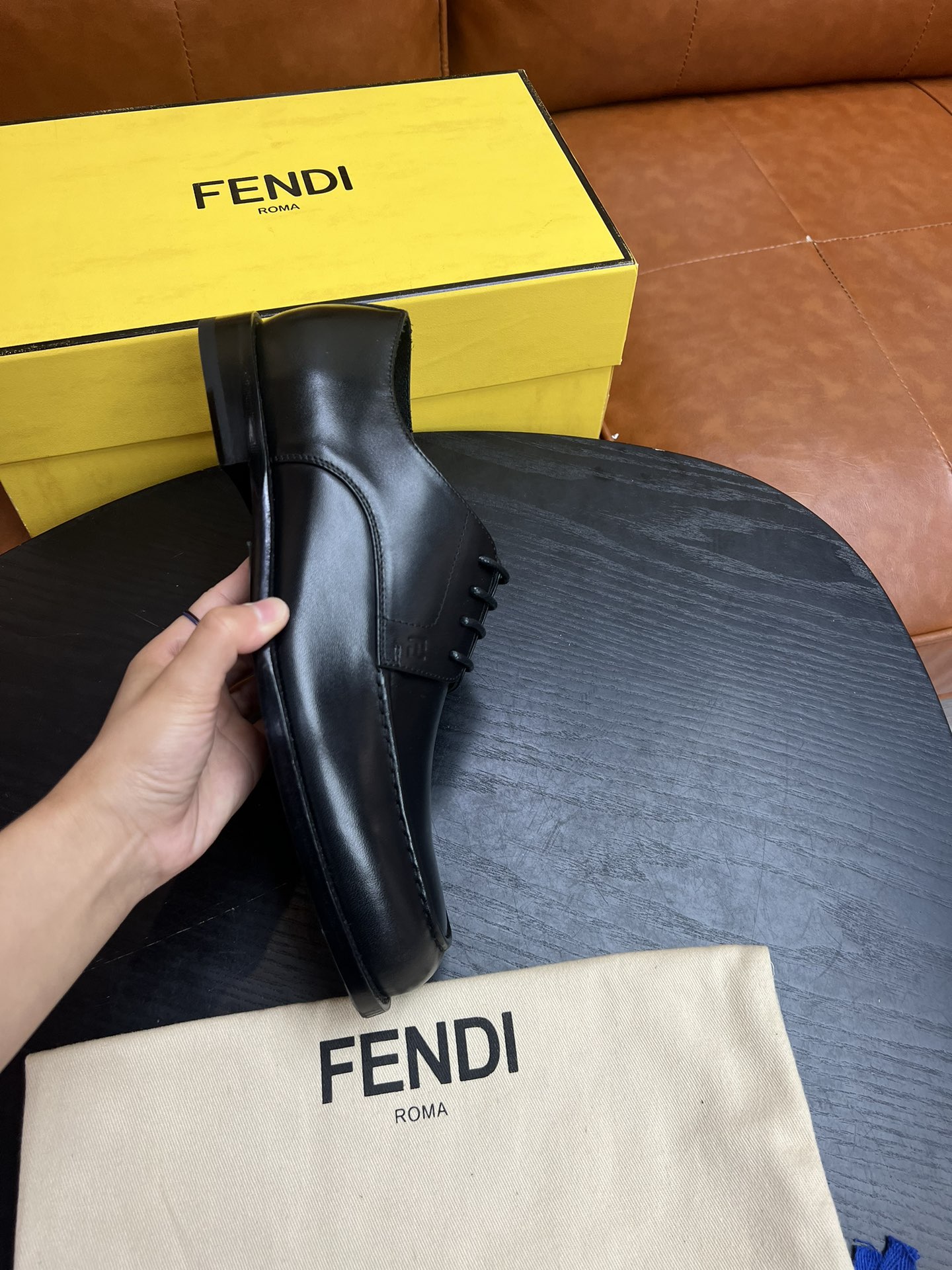 Los zapatos pequeños de cuero auténtico FENDI están hechos de tela de piel de becerro importada, con suelas de cuero ge…