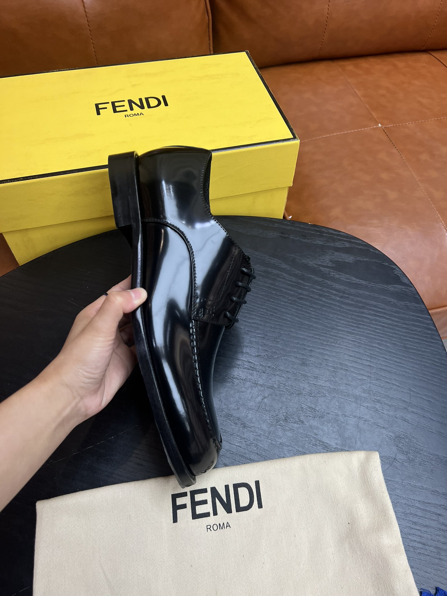 Los zapatos pequeños de cuero sólido FENDI están hechos de tela de piel de vaca importada con bordes abiertos y suelas …