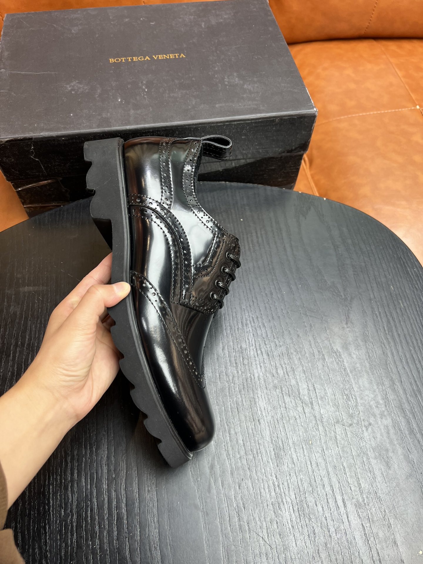 Los zapatos business casual de cuero para hombre de Bottega Venvet*(BV) combinan estilos de calzado clásicos …