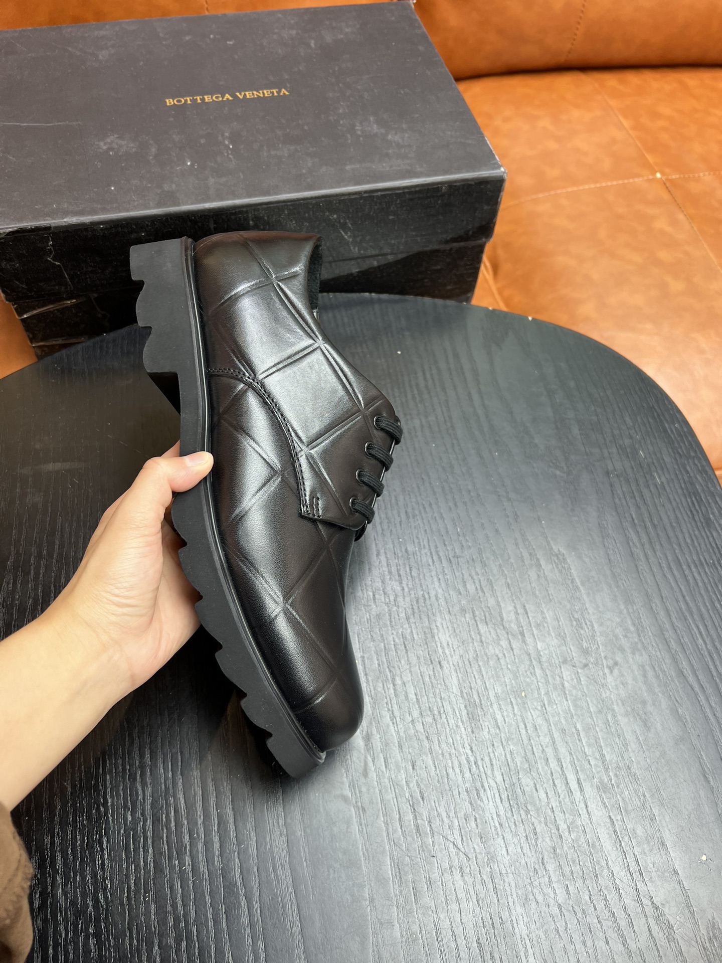 Los zapatos business casual de cuero para hombre de Bottega Venvet*(BV) combinan estilos de calzado clásicos con un est…