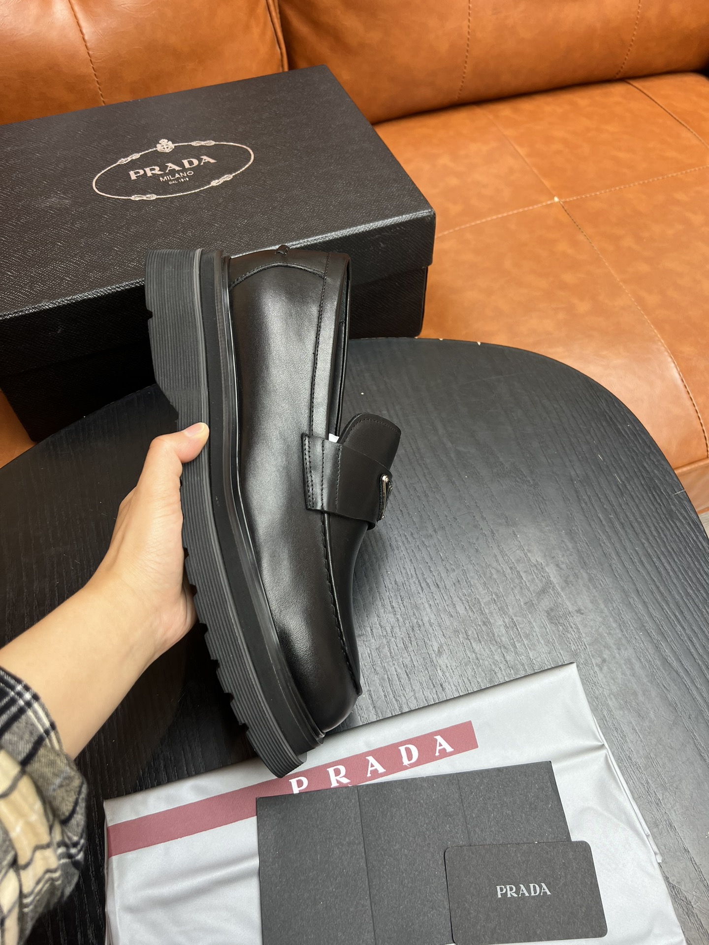Zapatos derby clásicos PRADA a precio real, ¡versión original de la más alta calidad! La tela de este zapato está hecha…