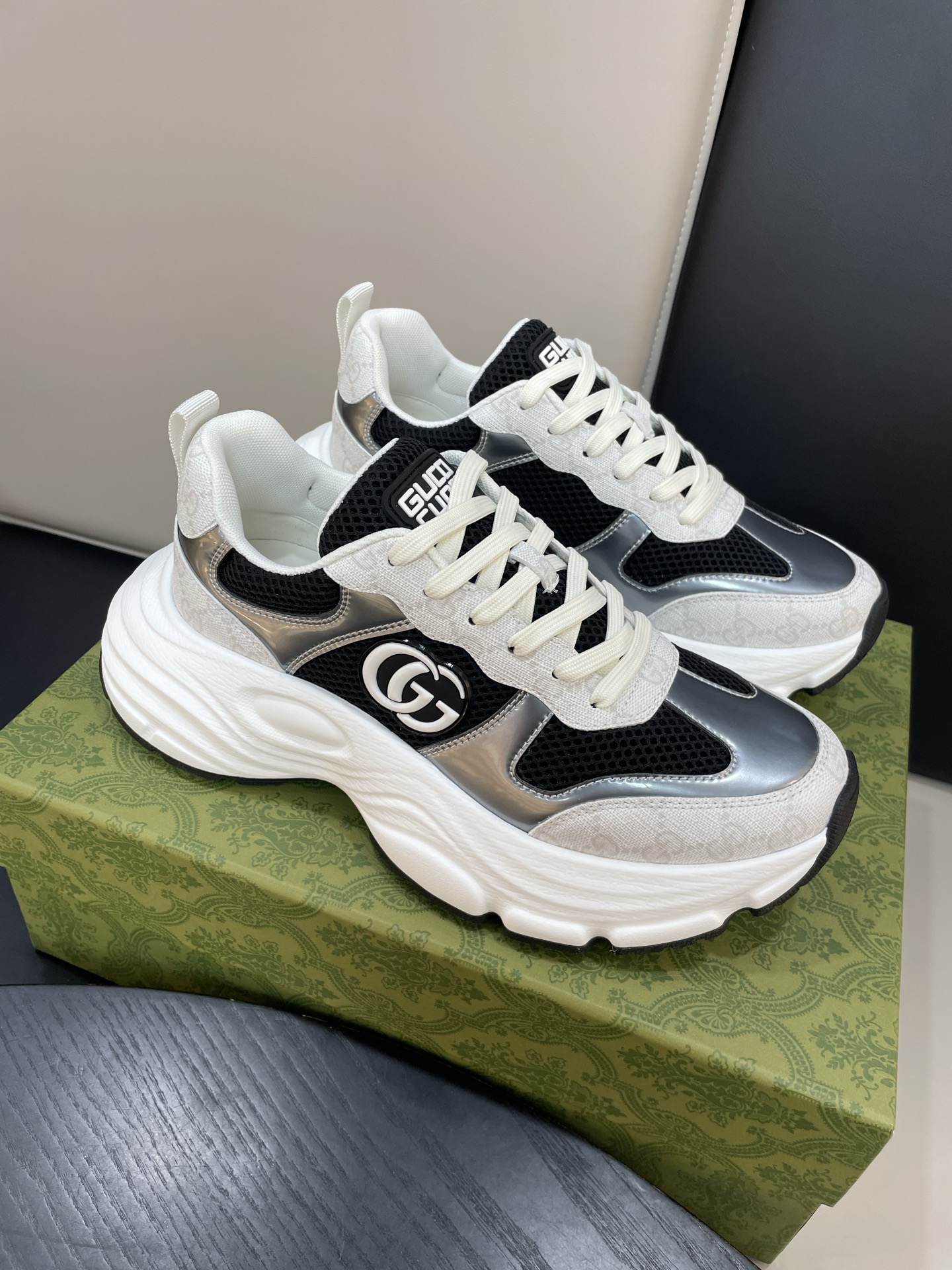 Gucci Women's Ultrapace R Sneakers in White GG Supreme Canvas and Silver Trim 10 i1744184465790 736 0 8