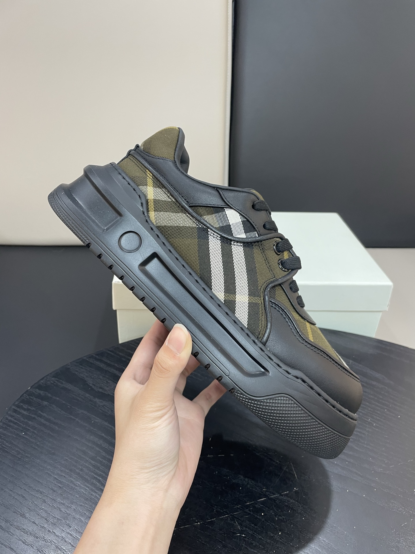 NO:344959,Burberry's official website new product counters are available simultaneously for original configuration, Italian imported cowhide with plaid fabric, super comfortable and breathable cowhide inner mat, high-quality splicing complex technology, original factory special original base is super comfortable. Number of codes 39-44 (38 45 can be customized), ,burberry,cowhide19860909巴宝莉 官网新品专柜同步发售原厂配置,意大利进口牛皮搭配格子布面料,超舒适透气牛皮内里垫,高品质拼接复杂工艺,原厂特供原版底超级舒服. 码数 39-44（38 45可定制）,,burberry,cowhide,Men's shoes