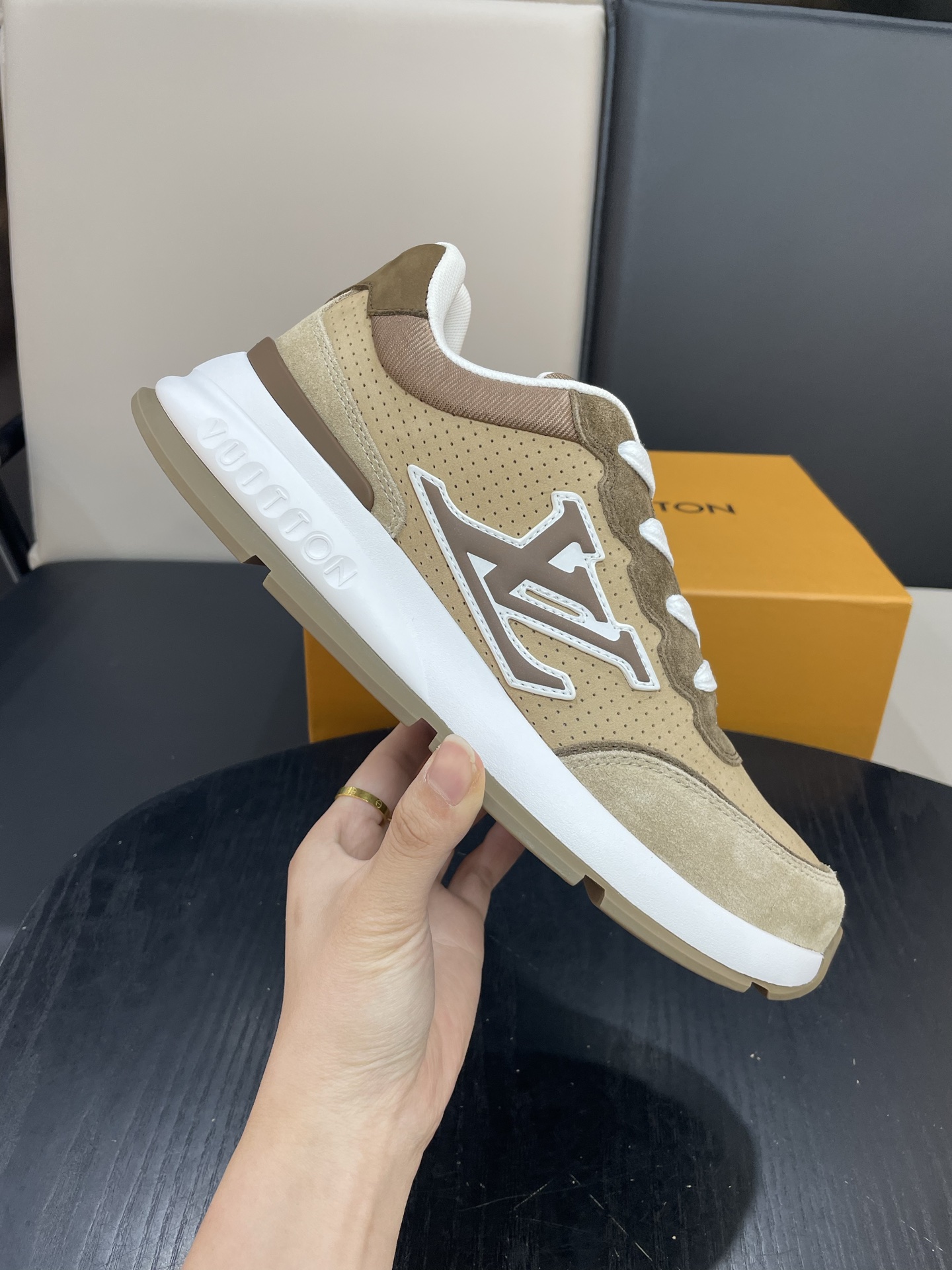 NO:639993,The latest sneakers in the Louis Vuitton # series have been upgraded again in quality and have superb details. They simply don’t look too good!  The model was sold out immediately within ten minutes of the official website going on sale. TPU outsole, mold fee 20,000+, texture comparable to the original version, polymeter micro-material for the feet and breathable British mesh fabric, the details are the same as the original version. Please pay attention to distinguish the common materials on the market. Size39-44 (customized at 38.45.46), Louis Vuitton, sneakers19860909路易威登#系列最新运动鞋 品质再次升级、细节超赞 简直不要太好看！官网开售十分钟立刻抢光光的款. TPU大底、模具费2w+ 质感媲美原版 垫脚聚米微料加透气英伦网布 细节原版一致 请注意区分市面通货材料.Size39-44（38.45.46订做）,,louis vuitton,sneakers,Men's shoes