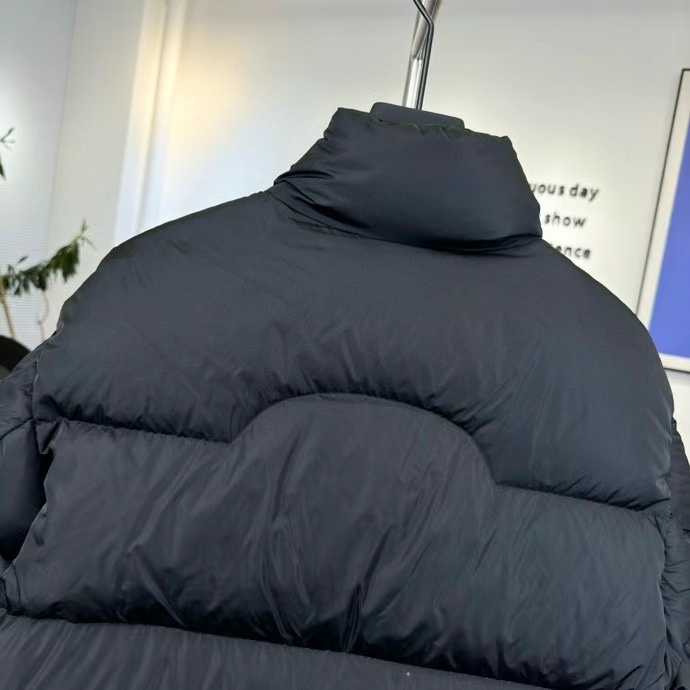 Moncler x Palm Angels 短款羽绒服 - 前衛的流线型デザイン