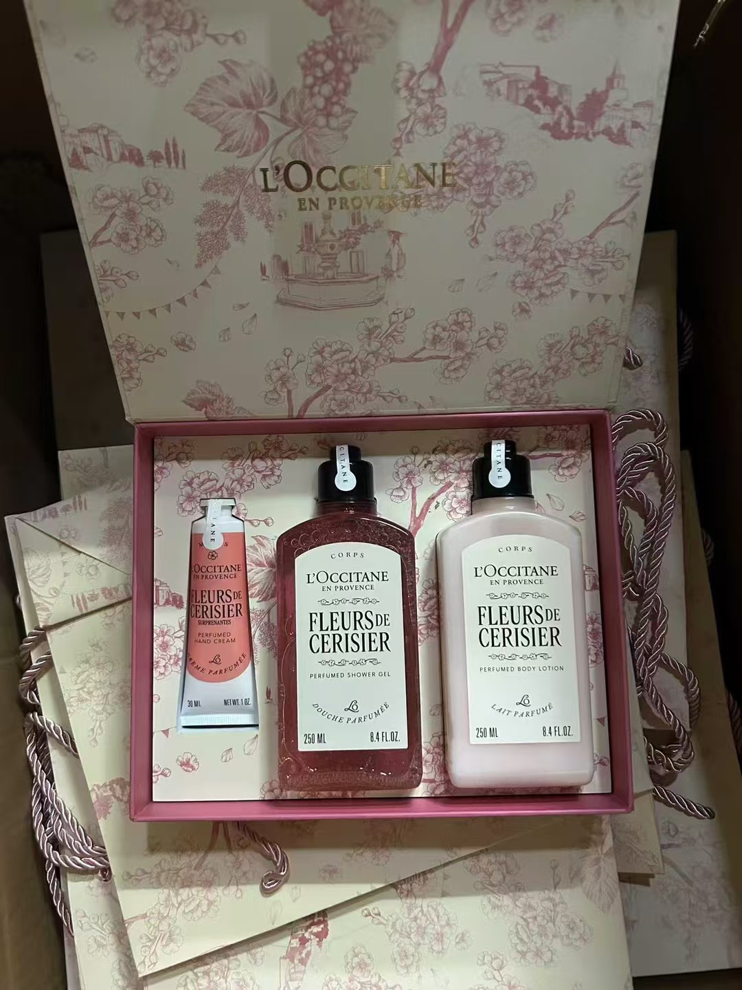 105。新版欧舒丹甜蜜樱花洗护三件套
🔜 一比一质量❗内含：身体乳250ml，沐浴露250ml，护手霜75ml。
2025欧舒丹官网同款樱花洗护三件套
打12套/件24套  配中文标  现货供应🔥