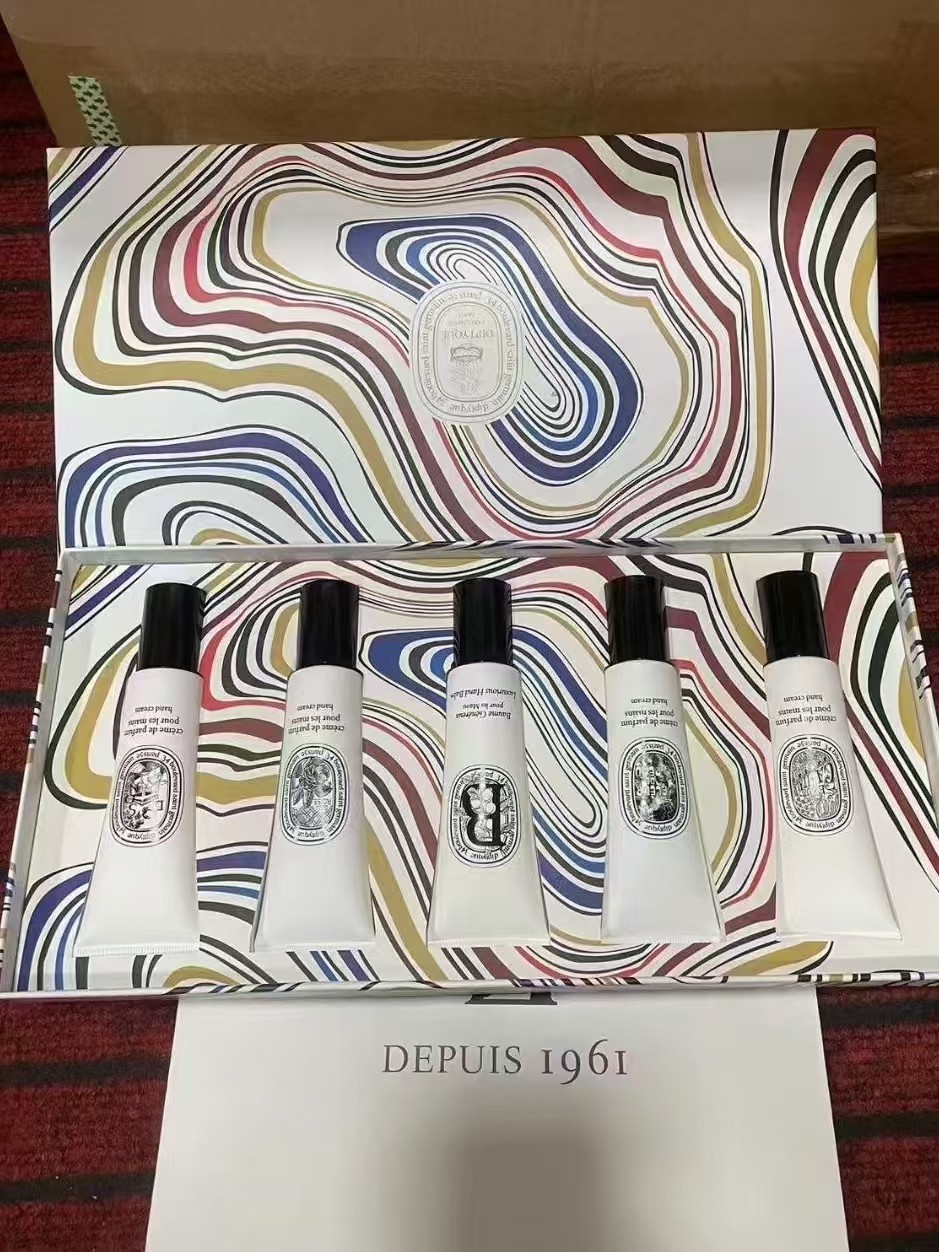 100. Set de 5 cremas de manos Diptyque ×45ml 🔜 Calidad 1:1❗️ Contenido: 45ml×5. Aromas: Rosa, Almendra, Agua de París,…