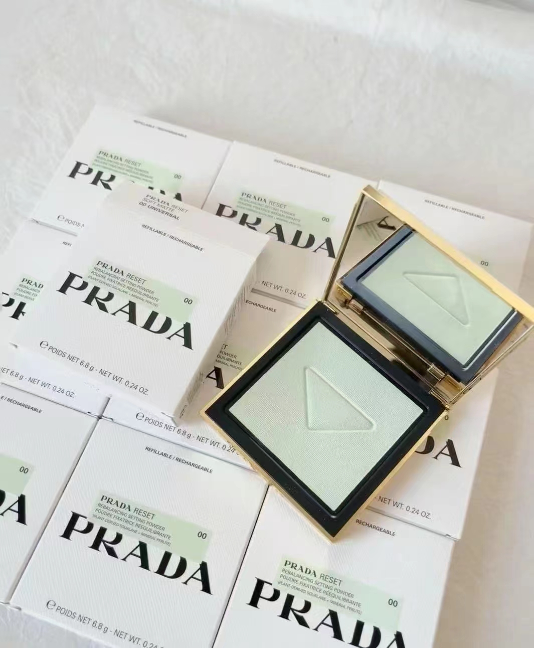45. Polvo compacto verde fijador Prada 6.8g 🔜 Calidad uno a uno❗ Polvo compacto verde fijador PRADA Prada 6.8g 144 pie…
