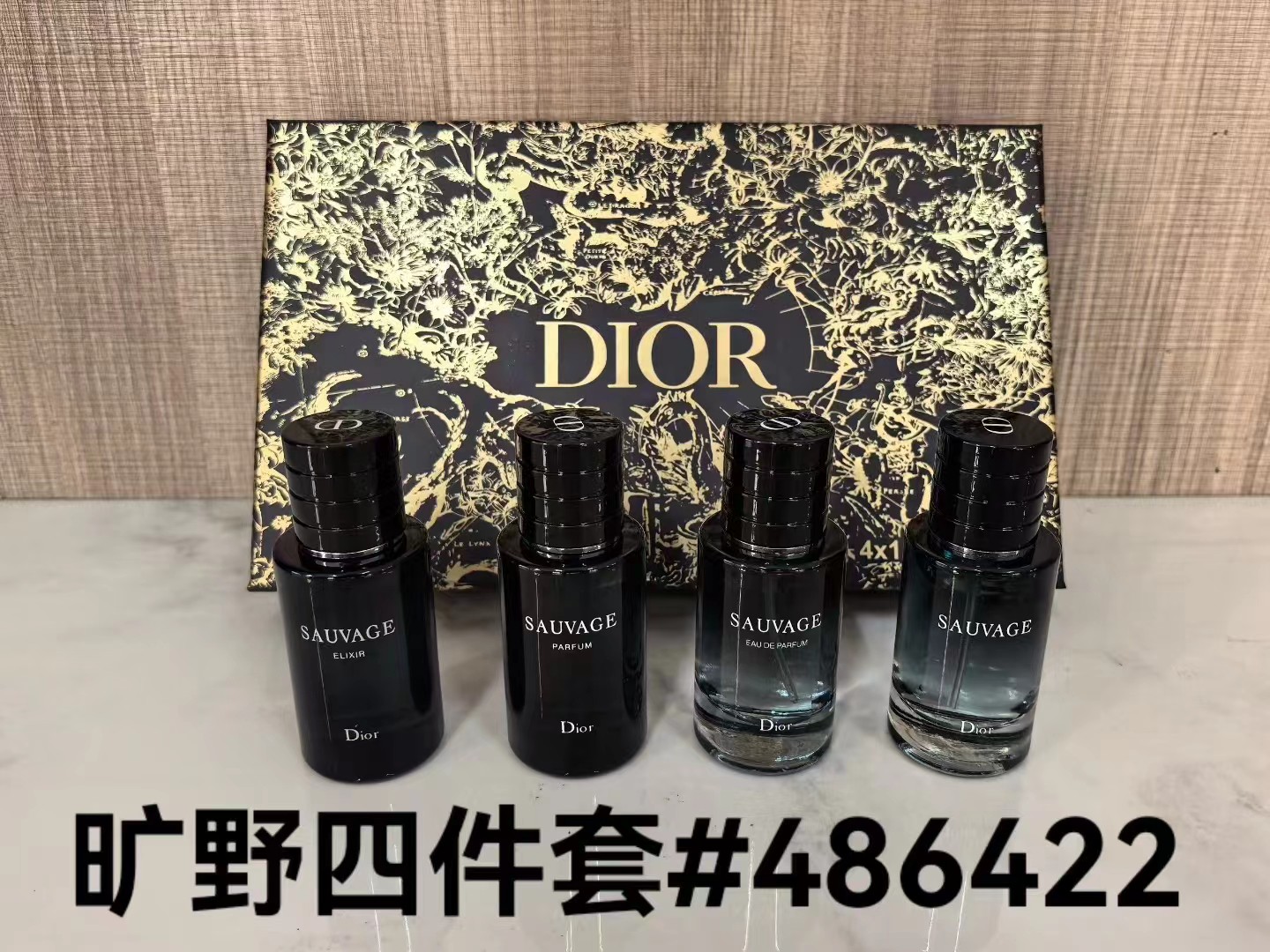 60. Set de 4 miniaturas de perfume Dior Sauvage en caja dorada con flores 🔜 Set de 4 miniaturas Dior Sauvage en caja d…