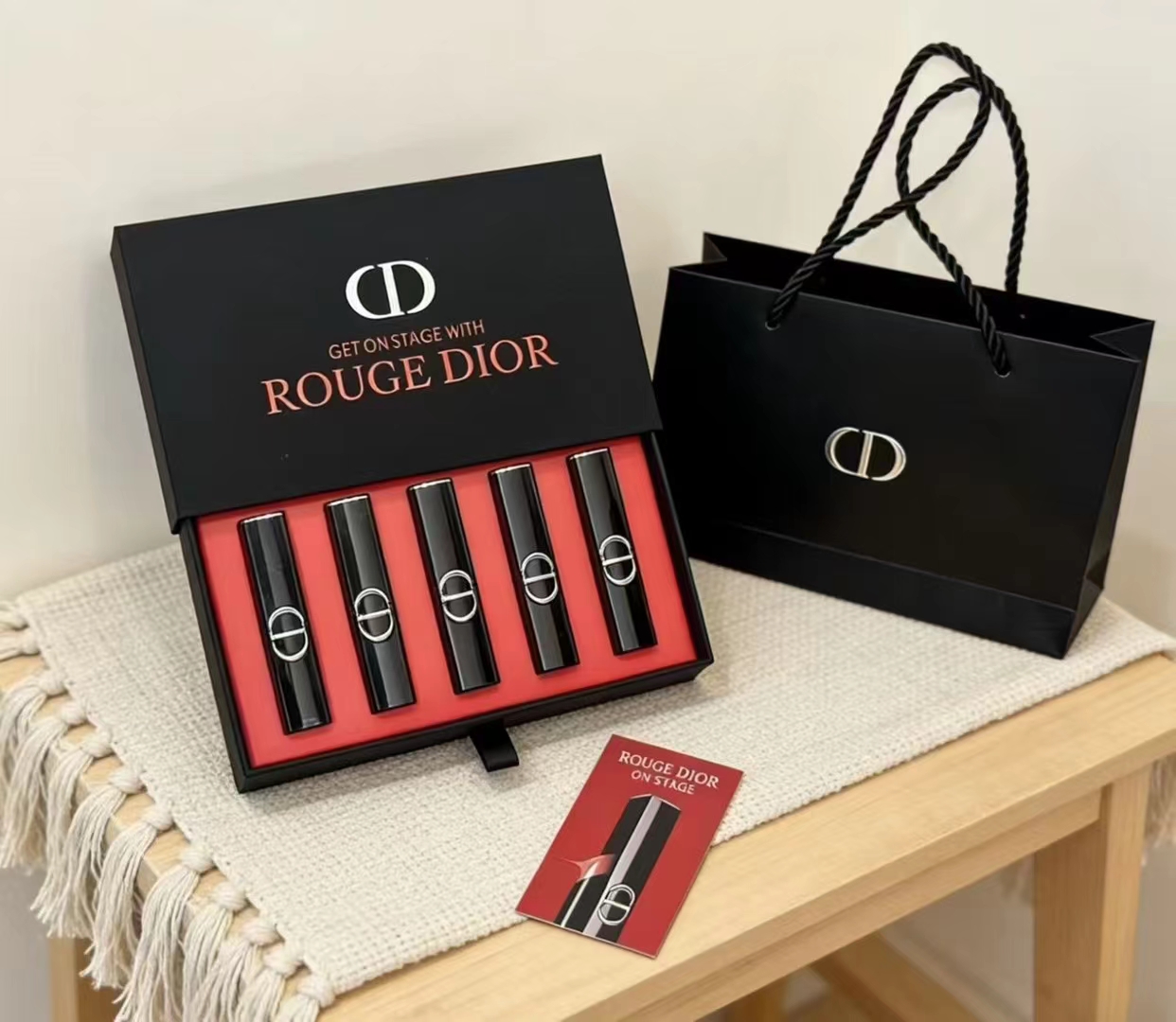 75. Dior fino labial cinco piezas set/caja negra 🔜 calidad 1:1❗️[fuegos artificiales]nuevo producto-Dior impresionante…