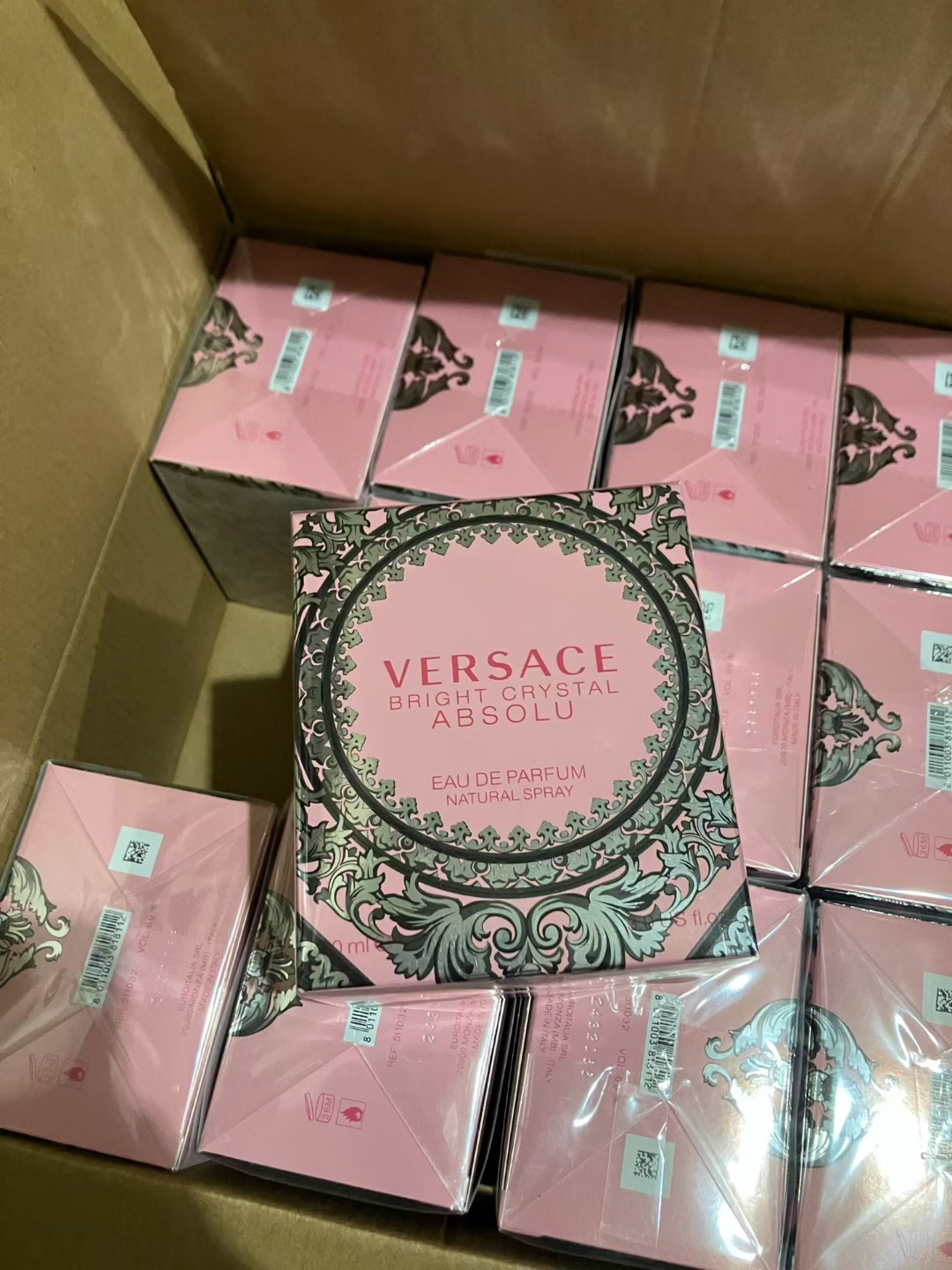 50。范思哲甄致玫红钻香水90ml 🔜 一比一质量❗818112甄致玫红钻 Versace范思哲臻挚玫红钻水晶女士红浓香水90ml 前调:柚子、石榴 中调:莲花、树莓、木兰 后调:麝香、琥珀、桃花木