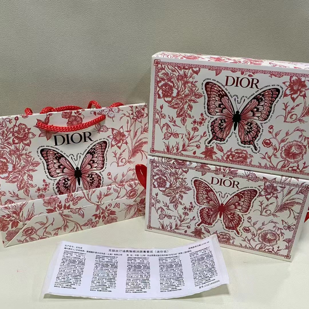 65. Juego de cinco bálsamos labiales Dior mariposa rosa que cambian de color 🔜 Calidad uno a uno❗Juego de cinco bálsam…