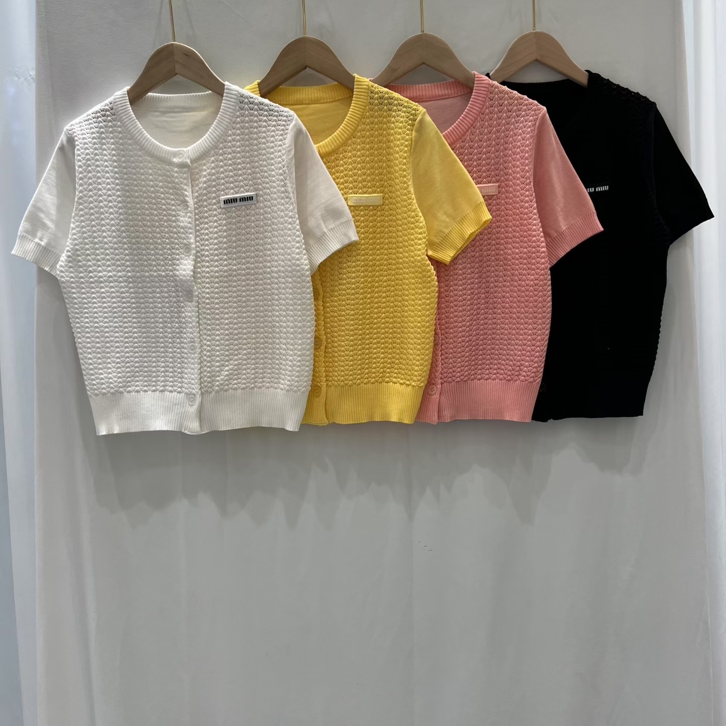 NO:791170,miumiu early spring new style hollow short-sleeved,,miumiu,T-shirt,19860909miumiu早春新款镂空短袖,,miumiu,T-shirt,,Women's clothing