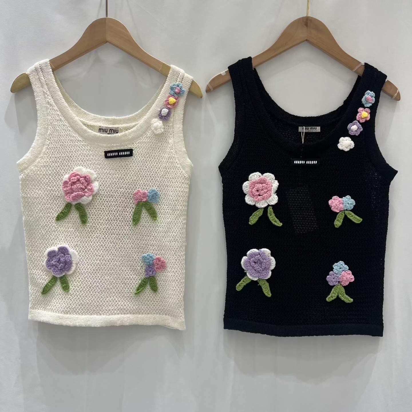 NO:797255,miumiu new hand embroidered vest,,miumiu,19860909miumiu新款手工绣花背心,,miumiu,,Women's clothing