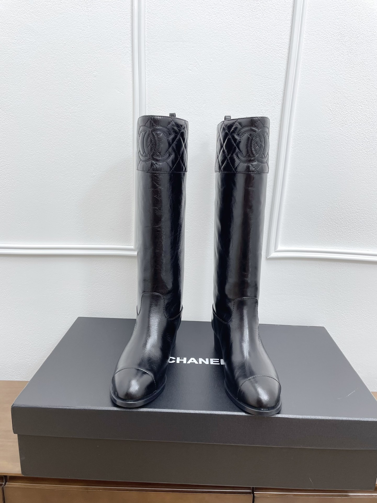 Chanel Botas largas Piel de vaca Cuero Dermis Colección otoño – invierno Fashion