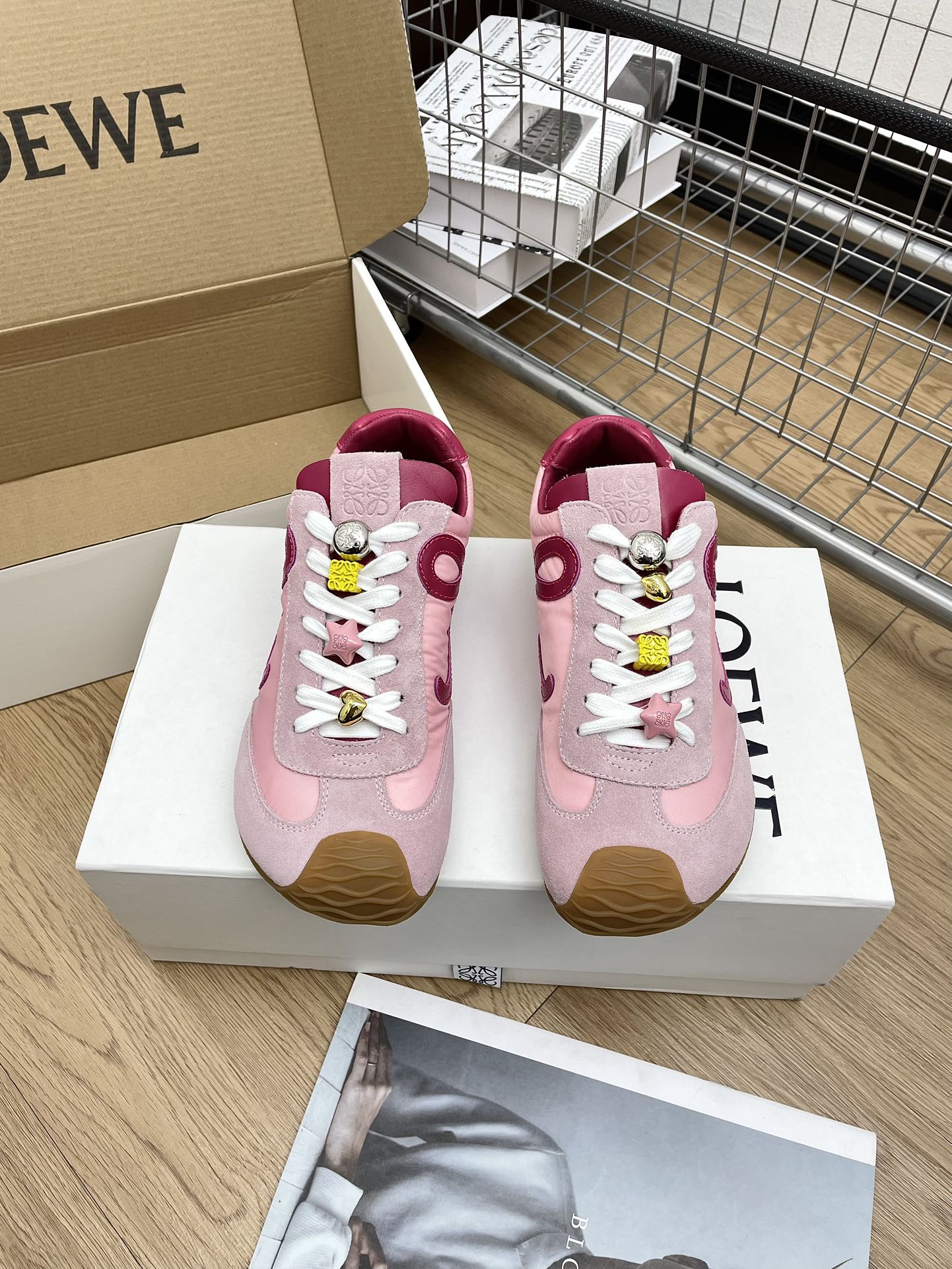 NO:239168,Purchasing grade counter accessories beads and airplane box version. LOEWE 2025 Early Spring Ballet Runner 2.0 ballet sneakers Forrest Gump shoes. Asymmetric toe styling, as the iconic design of LOEWE original BALLET RUNNER2.0 Loeway, super soft, light and flexible sole · New wavy textured rubber outsole, extending to the toe · Upgraded soft leather lining and footbed for maximum comfort · The heel has a 3D injection-molded rubber LOEWE logo, paired with the upgraded sole, giving this shoe a retro and elegant interpretation, and incorporates a modern feel and LOEWE unique style Fabric nylon/suede and soft cowhide/suede Soft cowhide lining in the inner Sole ZP open-molded large sole  Size 35-44 (Female 40 · Men 45 custom made without return), casual shoes/sports shoes, loewe, loewe, sneakers, cowhide19860909代购级专柜配饰珠珠飞机盒 版本. LOEWE罗意威2025早春Ballet Runner 2.0芭蕾运动鞋阿甘鞋德训鞋. 不对称鞋头造型,作为LOEWE原版BALLET RUNNER2.0罗意威的标志性设计,超柔软、轻便且灵活的鞋底 ·新的波浪纹理橡胶外底,延伸至鞋头 ·升级的柔软皮革内衬和鞋床,提供最大舒适感 ·后跟有3D注塑橡胶LOEWE徽标基础上,搭配升级的鞋底,赋予这款鞋复古优雅的诠释,并融入了现代感和LOEWE罗意威独特的风格 面料尼龙/绒面革和柔软牛皮革/绒面革 内里柔软牛皮里 大底ZP开模大底 码数35-44（女40·男45订做不退换）,休闲鞋/运动鞋,loewe,loewe,sneakers,cowhide,Women's Shoes