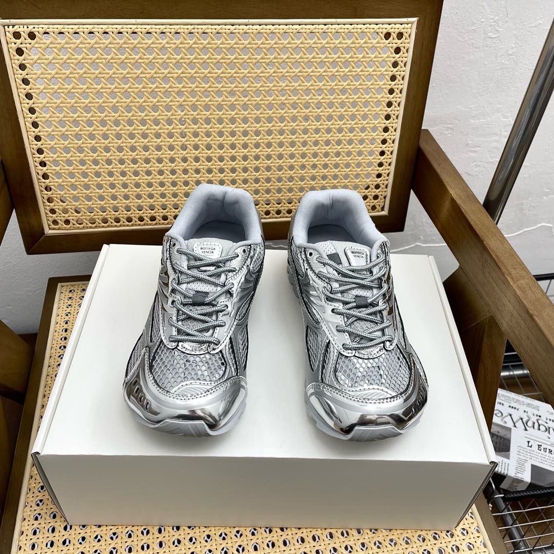 NO:129473,The top-level version purchasing level Bottega Venet* Baodiejia BV latest Orbit series Couple model Retro mesh casual sneakers Running dad shoes Original purchase and development Production Bottega Veneta is inspired by the free and casual retro style of the 1990s and launches a new neutral sneaker Orbit series. While ensuring casual comfort, there is no shortage of fine styling design. It is matched with selected mesh fabrics to echo the brand's iconic Intreccio weaving elements to achieve a light foot feeling. It brings a new interpretation with exquisite avant-garde design, paying tribute to the personality style in the collision of functions and silhouettes and creating a timeless styling style. Dynamics is one of Matthieu Blazy's important design concepts.  While wearing comfortably, you can also elegantly modify the foot lines and can be matched with pants or skirts freely. Fabric: Original customized technology metal fabric   mesh inner: Imported breathable mesh Sole: Original open mold-proof TPU material Thick bottom 3CM Size: Women's model 35-40 / Men's model 39-45 (Women's 40 / Men's 45 custom-made non-return and exchange), casual shoes/sports, bottega veneta, bottega veneta, bottega veneta, bottega veneta, bottega veneta, bottega veneta, bottega veneta, bottega veneta, sneakers, skirts19860909顶级版本代购级Bottega Venet* 葆蝶家BV最新款Orbit系列 情侣款 复古 网面 休闲 运动鞋 跑步 老爹鞋 原版购入开发 做货 Bottega Veneta 以 90年代自由随性的复古风格为灵感,推出全新的中性运动鞋 Orbit 系列 在保证休闲舒适的同时,不乏造型设计的精细雕琢,搭配甄选网纱面料呼应品牌标志性Intreccio 编织元素,以此实现轻盈的脚感.以精致前卫的设计带来全新的演绎,在功能与廓形的碰撞中致敬个性风采、打造永不过时的造型风格.动态”是Matthieu Blazy 的重要设计理念之一. 在穿着舒适的同时,还可以优雅修饰足部线条,更能自由搭配裤装或裙装 面料 : 原版定制科技金属面料 网面 内里 : 进口透气网里 鞋底 : 原版开模防滑TPU材质 底厚 3CM Size : 女款35-40 / 男款39-45（女40/男45定做不退换）,休闲鞋/运动鞋,bottega veneta,bottega veneta,bottega veneta,sneakers,skirts,Women's Shoes
