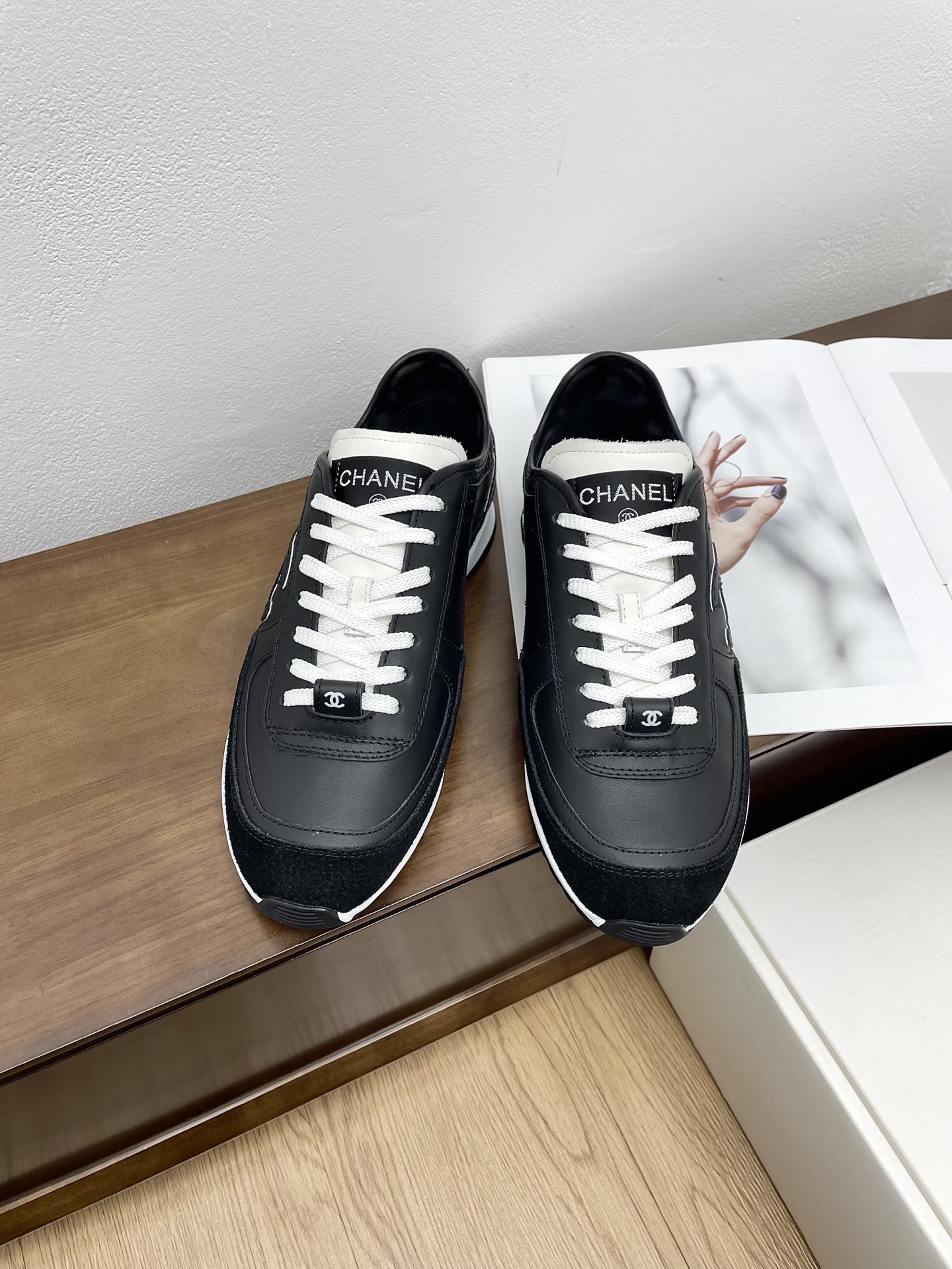 NO:239181,The top version of Xiaoxiang 2025 early spring new color-blocking casual sports shoes, the counter is very popular, a very difficult-to-buy shoe. The most popular thick-soled panda shoes on the entire network, you can imagine that Xiaoxiang Control cannot be missed. The coexistence of appearance and comfort. Simple and versatile white shoes. The thick-soled height is super versatile. Whoever wears it with eyes closed, whoever looks good? Upper calfskin, imported sheepskin, outsole TPU original outsole. Size: 35-40 (41 customized), casual shoes/sports shoes, sneakers, cowhide, sheepskin19860909顶级版本小香2025早春新款拼色休闲运动鞋德训鞋 专柜非常火爆 非常难买的一款鞋 全网最火的厚底熊猫鞋 可想而知小香控不可错过的 颜值与舒适并存的 简约百搭小白鞋 厚底增高超级百搭,闭眼入谁穿谁好看 鞋面小牛皮 内里进口羊皮里 大底TPU原版大底 码数:35-40（41 定做),休闲鞋/运动鞋,sneakers,cowhide,sheepskin,Women's Shoes