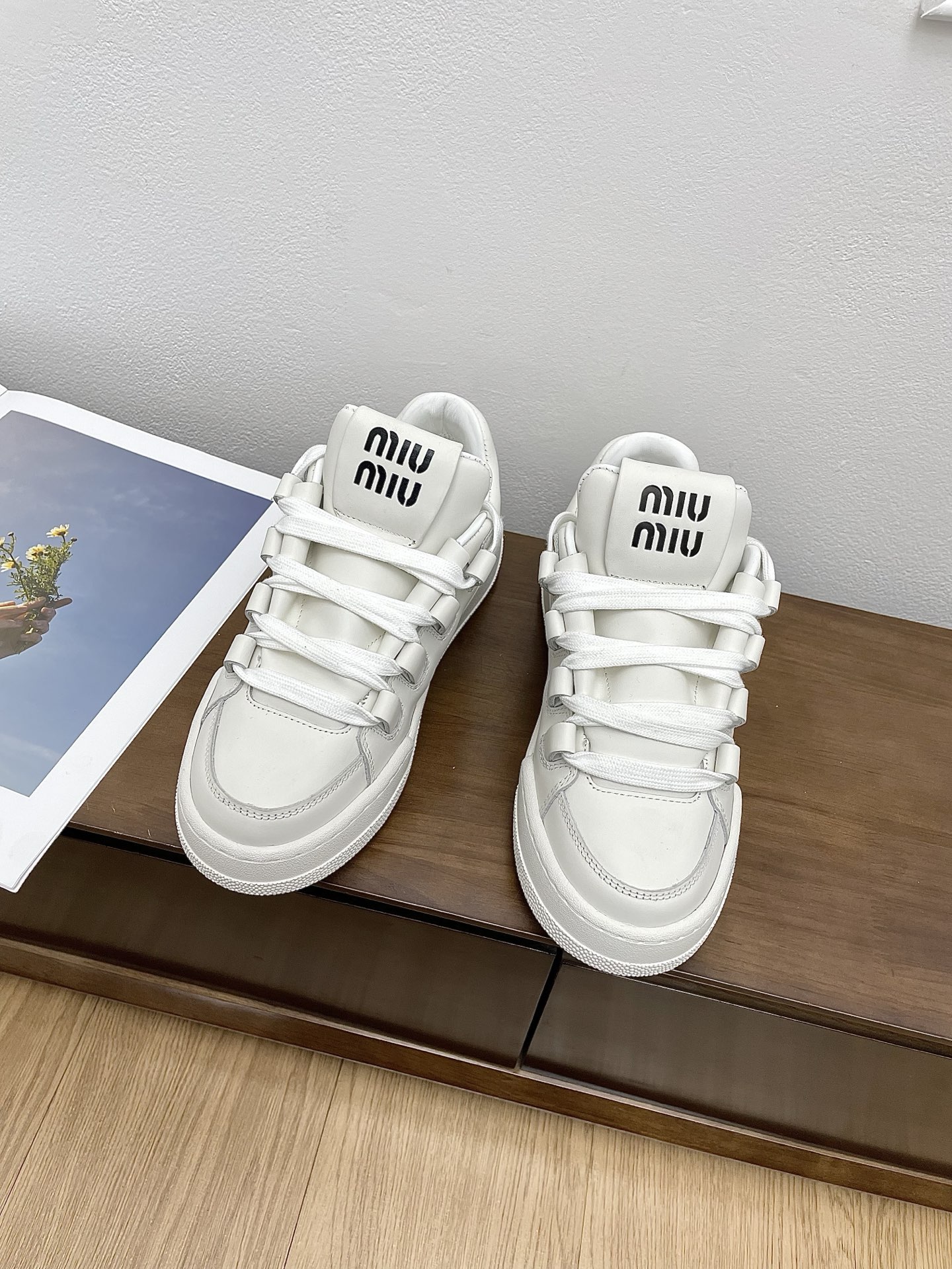 NO:239174,Purchasing grade miumiu Jindian series small white shoes are the main models this year, retro and fashionable, old and color craftsmanship, simple and high-end, casually matched, very comfortable to wear, must-have for the year!  Original cowhide upper, silk cowhide inner lining, original mold opening custom sole, size 35-40, casual shoes/sports shoes, miumiu, sneakers, cowhide19860909代购级miumiu金典系列小白鞋 今年主推款 复古做旧时尚 做旧擦色工艺 简约高级 随意搭配 上脚非常舒适,年度必入款！ 鞋面原版牛皮 内里丝绸牛皮里 大底原版开模定制大底 码数35-40码,休闲鞋/运动鞋,miumiu,sneakers,cowhide,Women's Shoes