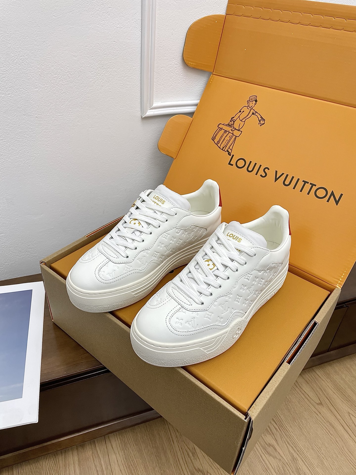 NO:239172,(full set of aircraft boxes) Purchase grade LV Louis Vuitton L Home Donkey Stadium Series Casual Sports Shoes Original Purchase and Development Made This model LV Stadium Sports Shoes are made of soft Monogram wool and fluffy fur lining, entering the winter vision with a new style. The cowhide and lightweight rubber outsole are perfectly designed, with leather elements and Louis Vuitton logo embossed at the back. The delivery counter is exquisitely packaged. The original imported cowhide and breeze mesh inside. The sole is original open molded anti-slip rubber outsole. The sole is thick 3CM Size: women's model 35-41 (40 41 custom made), casual shoes/sneakers, louis vuitton, louis vuitton, louis vuitton, louis vuitton, louis vuitton, louis vuitton, louis vuitton, louis vuitton, louis vuitton, louis vuitton, louis vuitton, louis vuitton, louis vuitton, louis vuitton, sneakers, cowhide19860909(全套飞机盒)代购级LV 路易威登L家 驴牌Stadium系列 休闲 运动鞋 原版购入开发 做货 本款 LV Stadium 运动鞋取材柔软 Monogram 绵羊毛和蓬松羊毛皮内衬,以崭新风姿迈入冬季视野.牛皮革饰边与轻质橡胶外底完善考究设计,后部融入皮革元素和路易威登标识压纹 配送专柜精美包装 面料原版进口头层牛皮 内里透气网布 鞋底原版开模防滑橡胶大底 底厚3CM Size:女款35-41(40 41定做),休闲鞋/运动鞋,louis vuitton,louis vuitton,louis vuitton,louis vuitton,sneakers,cowhide,Women's Shoes