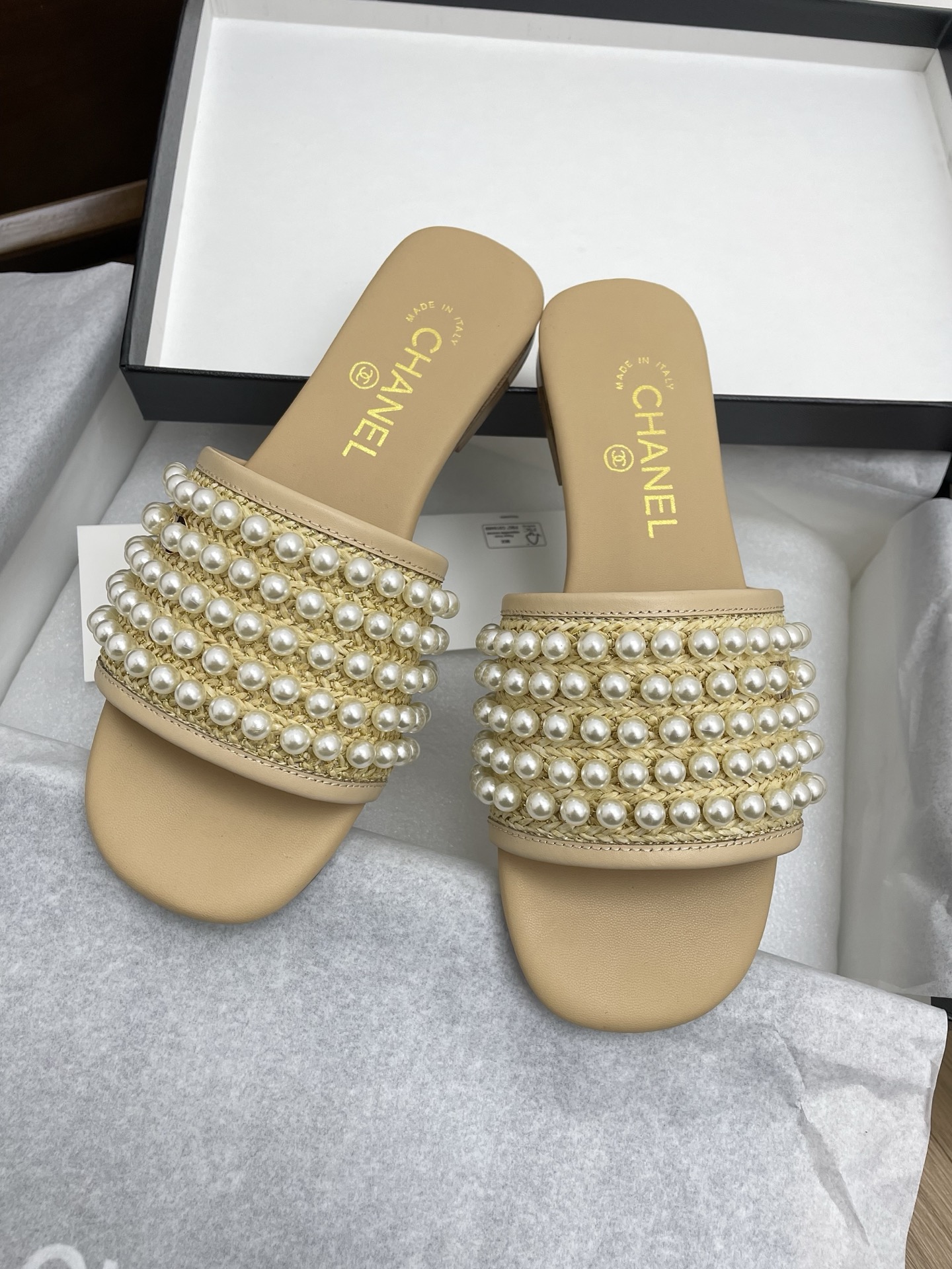 NO:166180,Top version of Xiaoxiang 25 early spring new flat-soled pearl slippers Xiaohongshu strongly recommends the style, looks good no matter how you match it, a must-have for fashionable beauty, Chanel women loves simplicity and irresistible to resist the combination to show a unique style of dressing. Upper: Customized pearl grass woven lining Inner: Sheepskin inner lining foot pad: Sheepskin foot pad Outsole: genuine leather sole Size: 35-39 (customized for 40, 41), slippers, chanel, slippers, espadrilles, sheepskin19860909顶级版本小香25早春新款平底珍珠拖鞋 小红书力推款,怎么搭配都好看,时髦精必备,香奈儿女士钟爱简约又难以抗拒系搭配展现与众不同的穿搭风格 鞋面:定制珍珠草编底衬 内里:羊皮内里 垫脚:羊皮垫脚 大底:真皮底 码数:35-39（40、41定做),拖鞋,chanel,slippers,espadrilles,sheepskin,Women's Shoes