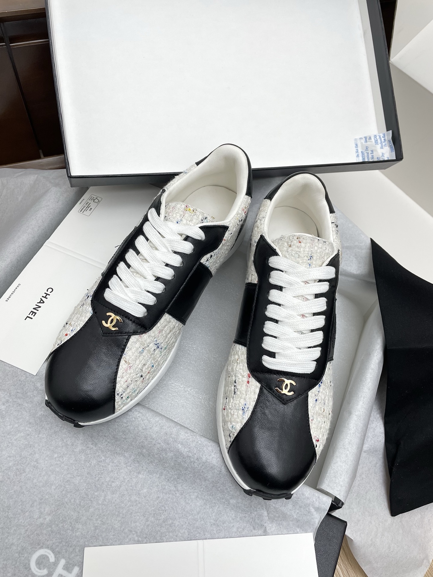 NO:239186,Top version of CHANE Xiaoxiang thick-soled panda color matching casual sports shoes. The counter is synchronized. The counter is very popular. A very difficult-to-buy shoe. The most popular thick-soled panda shoes on the entire network. You can imagine that Xiaoxiangguan cannot miss it. The coexistence of appearance and comfort. Simple and versatile white shoes. The thick-soled height is super versatile. Whoever wears it with her eyes is good. The upper is calfskin floral cloth inside. The inner sheepskin. The original open-mold combination of the sole. Size: 35-40 (40 41 custom made, casual shoes/sports shoes, chanel, sneakers, cowhide, sheepskin.19860909顶级版本CHANE小香厚底熊猫配色拼色休闲运动鞋 专柜同步 专柜非常火爆 非常难买的一款鞋 全网最火的厚底熊猫鞋 可想而知小香控不可错过的 颜值与舒适并存的 简约百搭小白鞋 厚底增高超级百搭,闭眼入谁穿谁好看  鞋面小牛皮碎花布 内里羊皮里 大底原版开模组合大底 码数:35-40（40 41定做,休闲鞋/运动鞋,chanel,sneakers,cowhide,sheepskin,Women's Shoes