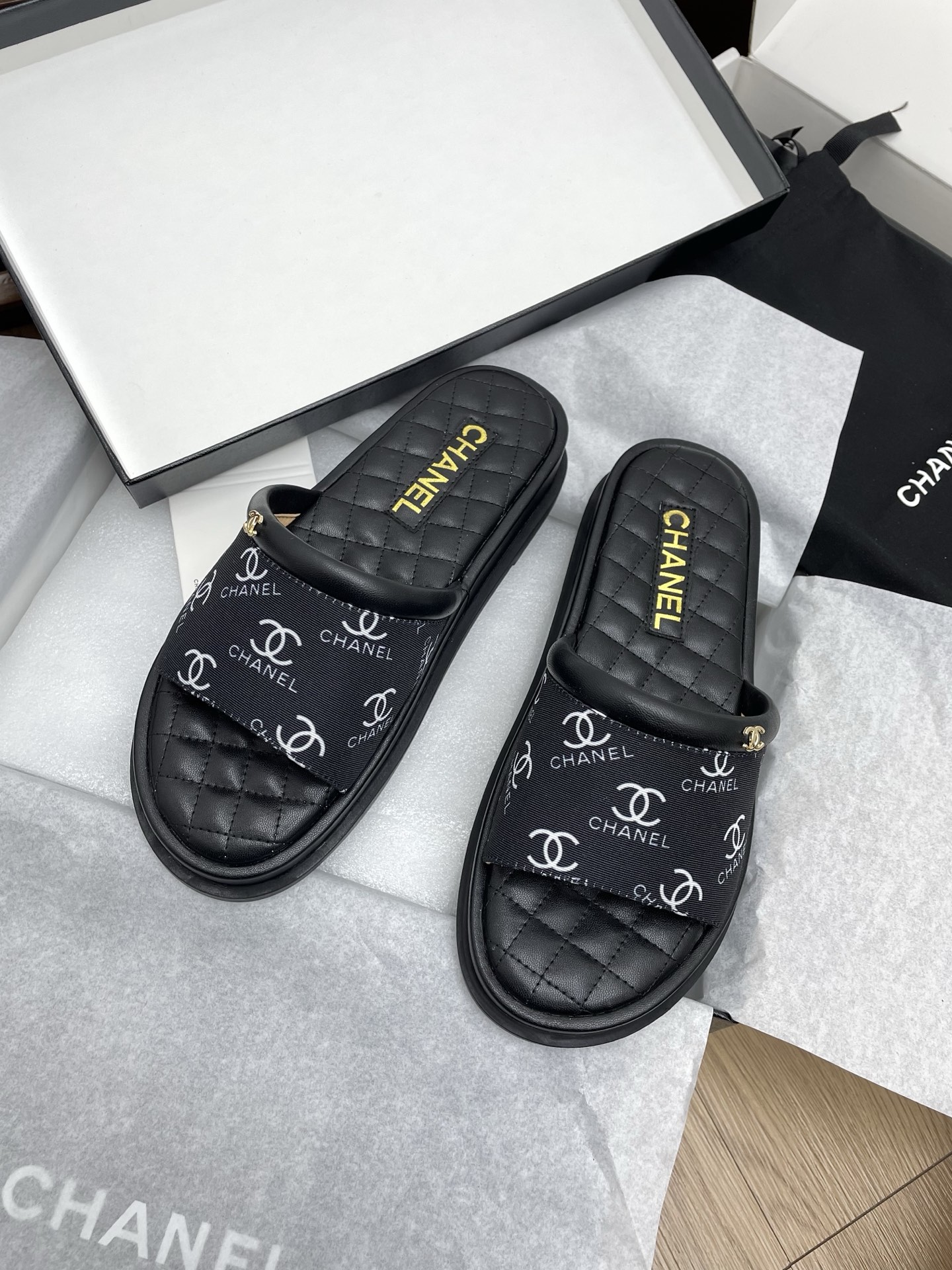 NO:166183,Top version* 25 early spring new diamond-shaped flat slippers. The counter is simply snatched up. Photos from major social platforms are popular. This episode of the show is definitely too handsome, and it is definitely the hottest style of this season. The counter fairies are really too aware of the goods. They don’t stick to their feet and will not scratch their feet. The texture is very soft and comfortable. Classic black and white combination, super versatile. Fabric: sheepskin Inner: sheepskin Outsole: rubber Size 35-40 (40 41 custom made), slippers, slippers, sheepskin19860909顶级版本* 25早春新款菱格平底拖鞋 专柜简直疯抢了,各大社交平台热门晒图,这期的走秀款绝对太帅了,绝对是这一季最热门的款式,专柜仙女们真的太识货了,不卡脚也不会磨脚,质感上脚是非常柔软舒服的.经典的黑白配,超级百搭. 面料:羊皮 内里:羊皮 大底:橡胶 码数35-40（40 41定做),拖鞋,slippers,sheepskin,Women's Shoes