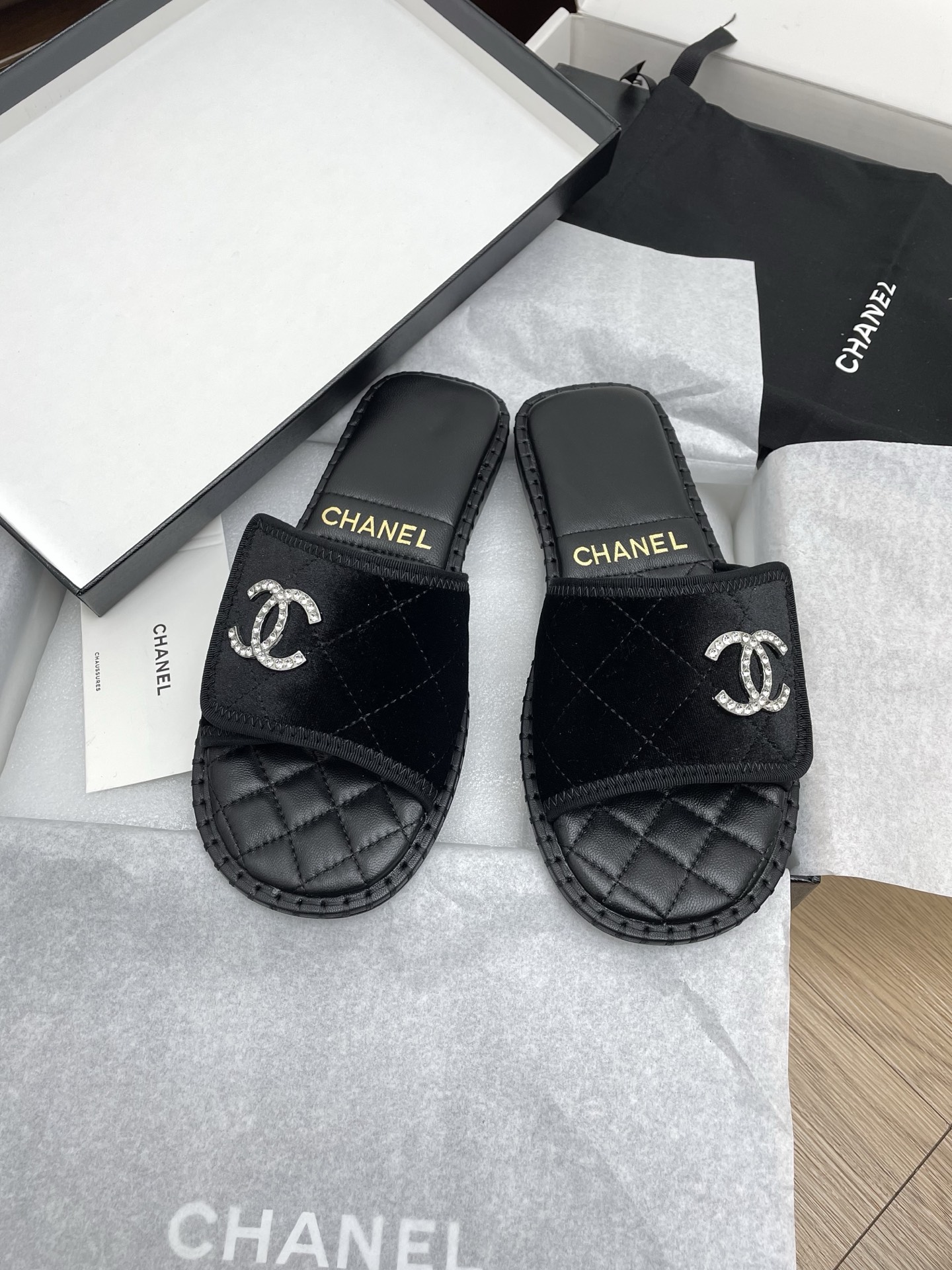 NO:166158,Top version* 25 early spring new double C diamond buckle flat-sole slippers. The counter is simply grabbing. Photos from major social platforms are popular. This episode of the show is definitely too handsome and is definitely the hottest style of this season. The counter fairies are really too aware of the goods. They don’t stick to their feet and will not scratch their feet. The texture is very soft and comfortable. Fabric: velvet Inner: Sheepskin Outsole: genuine leather outsole Size 35-40 (40 41 custom made), slippers, slippers, sheepskin, Leather soles19860909顶级版本* 25早春新款双C钻扣平底一字拖鞋 专柜简直疯抢了,各大社交平台热门晒图,这期的走秀款绝对太帅了,绝对是这一季最热门的款式,专柜仙女们真的太识货了,不卡脚也不会磨脚,质感上脚是非常柔软舒服的. 面料:丝绒 内里:羊皮 大底:真皮大底 码数35-40（40 41定做),拖鞋,slippers,sheepskin,Leather soles,Women's Shoes